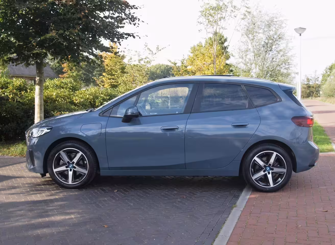 BMW 2-serie Active Tourer 225e xDrive | Panoramadak | Harman Kardon | Camera| Sfeerverlichting | NL-Auto |