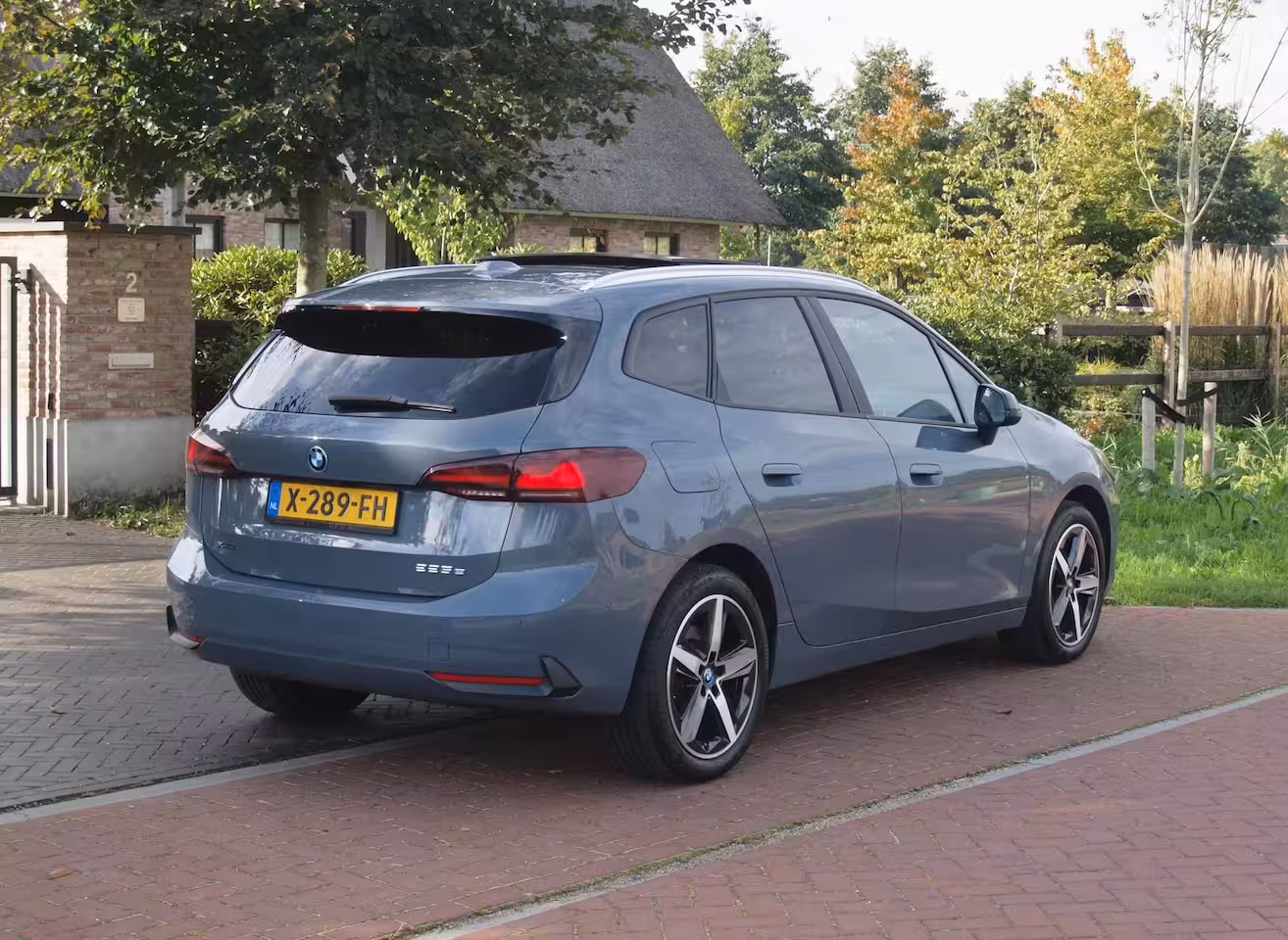BMW 2-serie Active Tourer 225e xDrive | Panoramadak | Harman Kardon | Camera| Sfeerverlichting | NL-Auto |