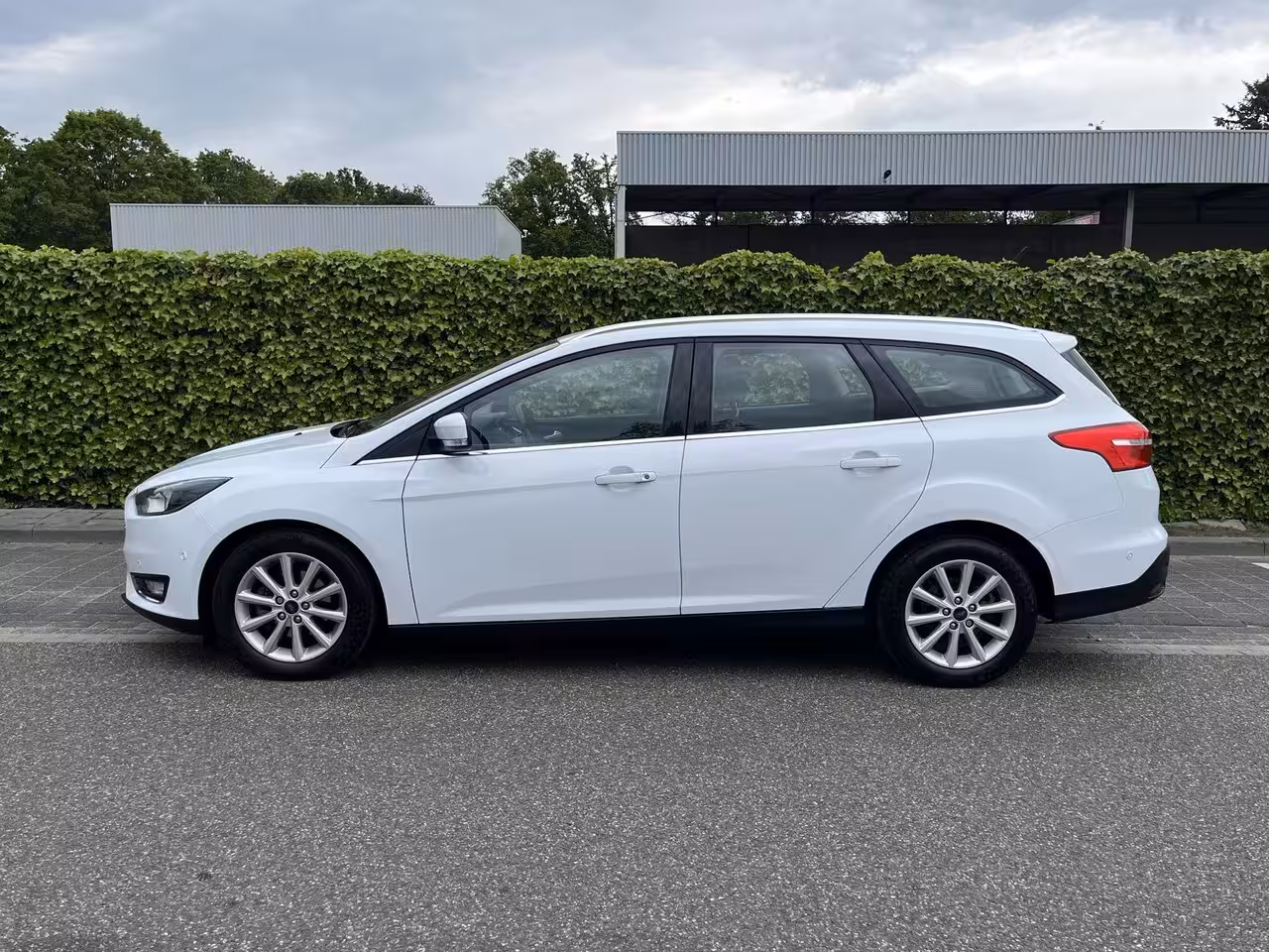 Ford Focus Wagon 1.0 Titanium * Navi * Nieuwe Distr. * Garantie