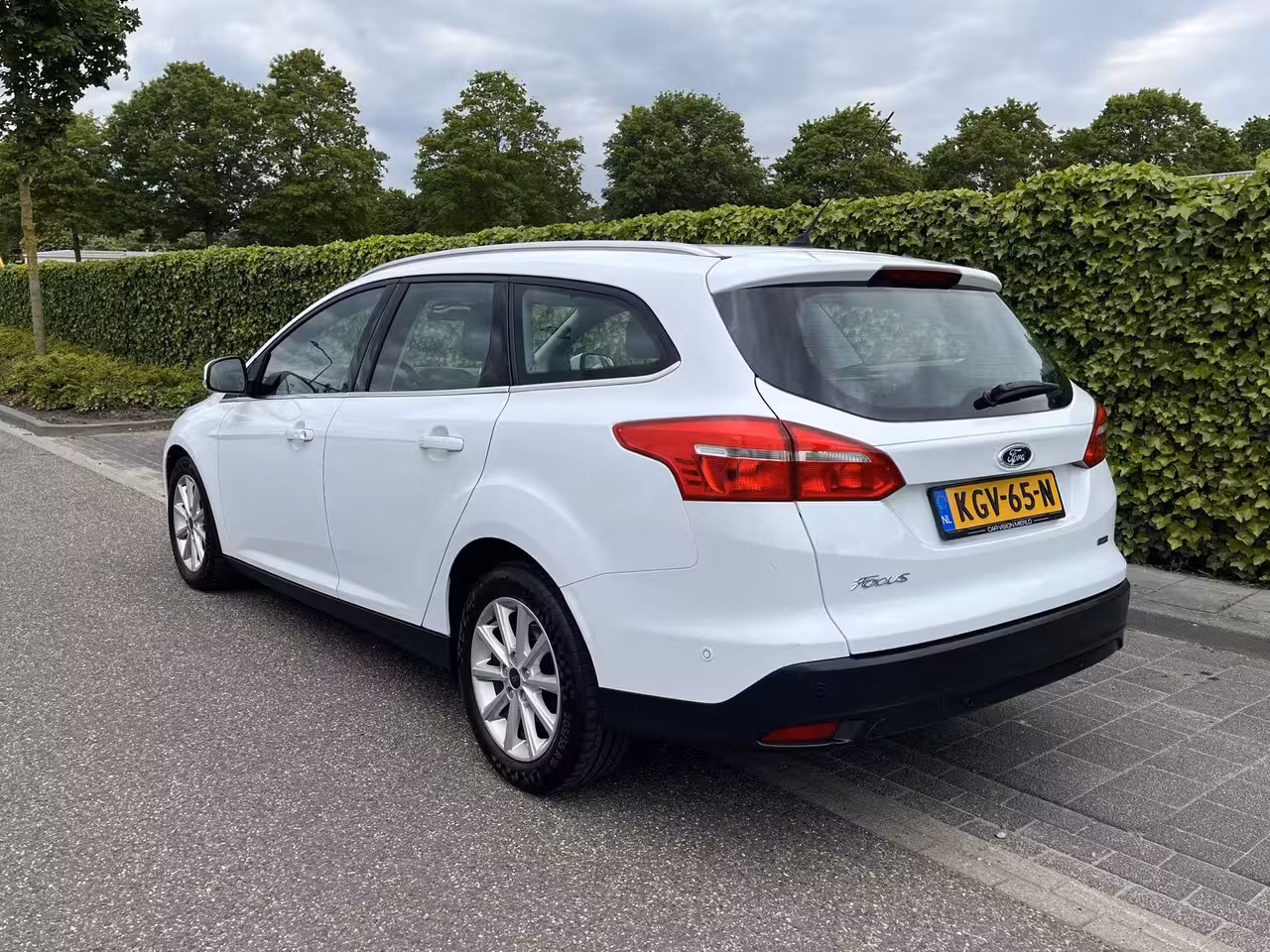 Ford Focus Wagon 1.0 Titanium * Navi * Nieuwe Distr. * Garantie