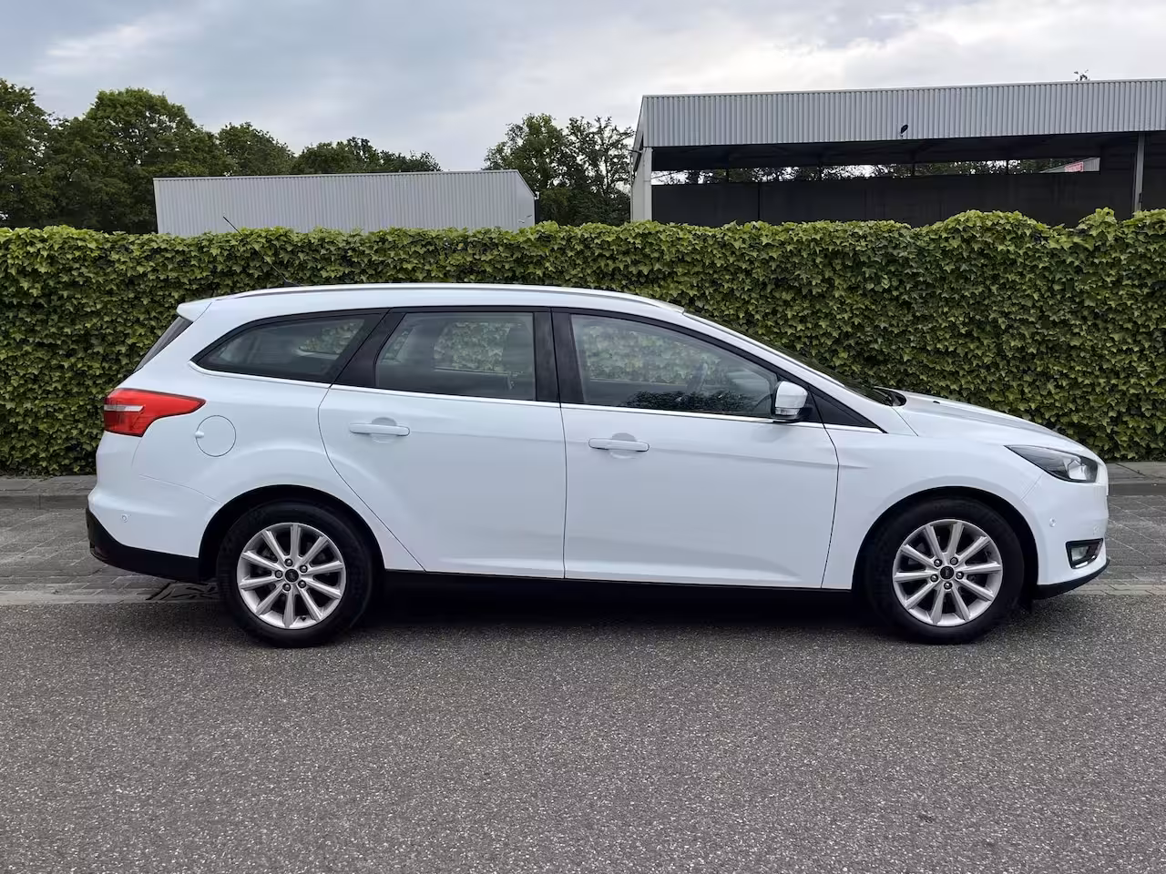 Ford Focus Wagon 1.0 Titanium * Navi * Nieuwe Distr. * Garantie