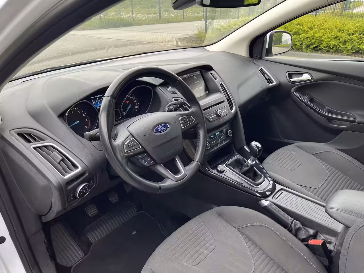 Ford Focus Wagon 1.0 Titanium * Navi * Nieuwe Distr. * Garantie