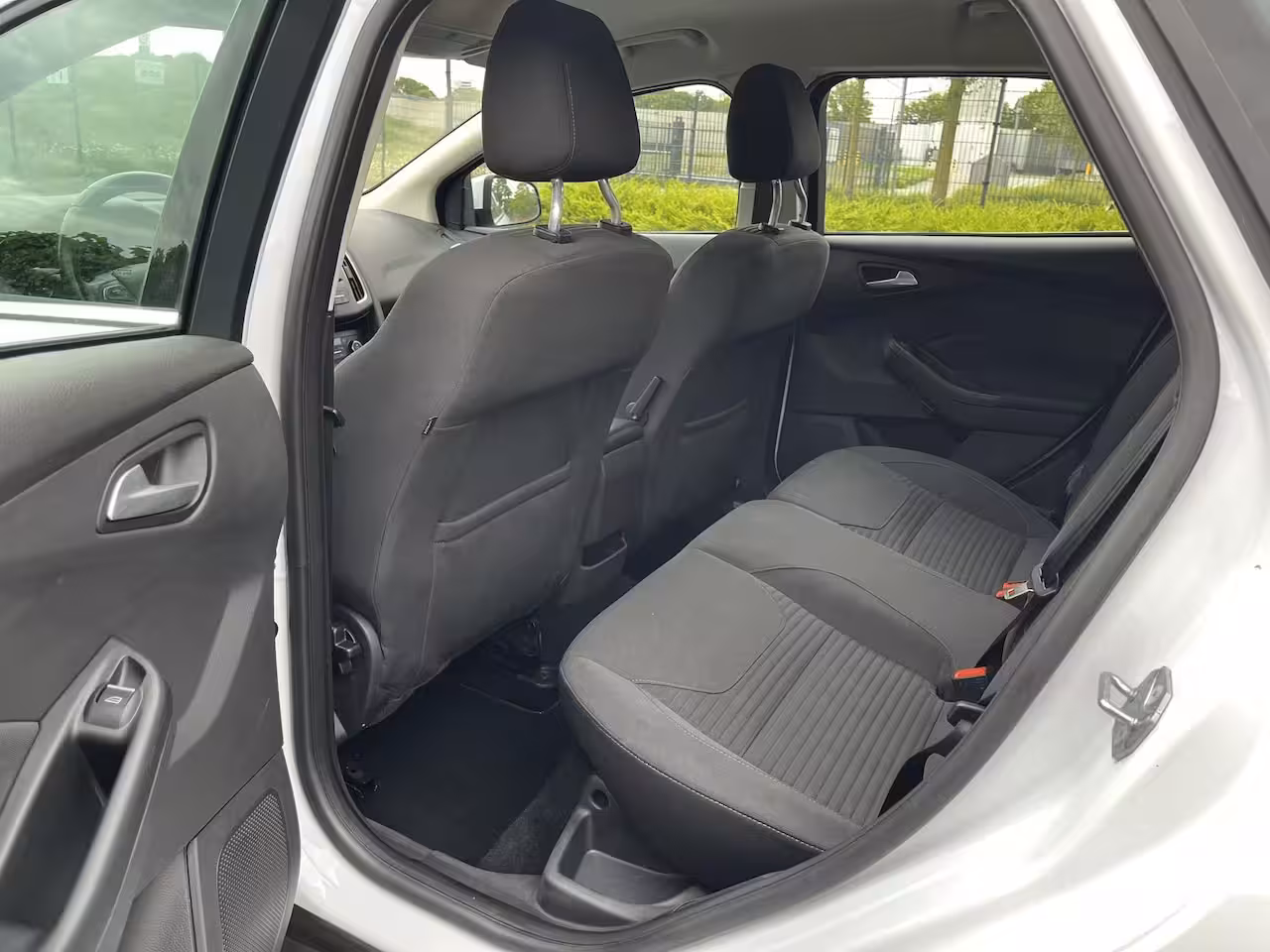 Ford Focus Wagon 1.0 Titanium * Navi * Nieuwe Distr. * Garantie