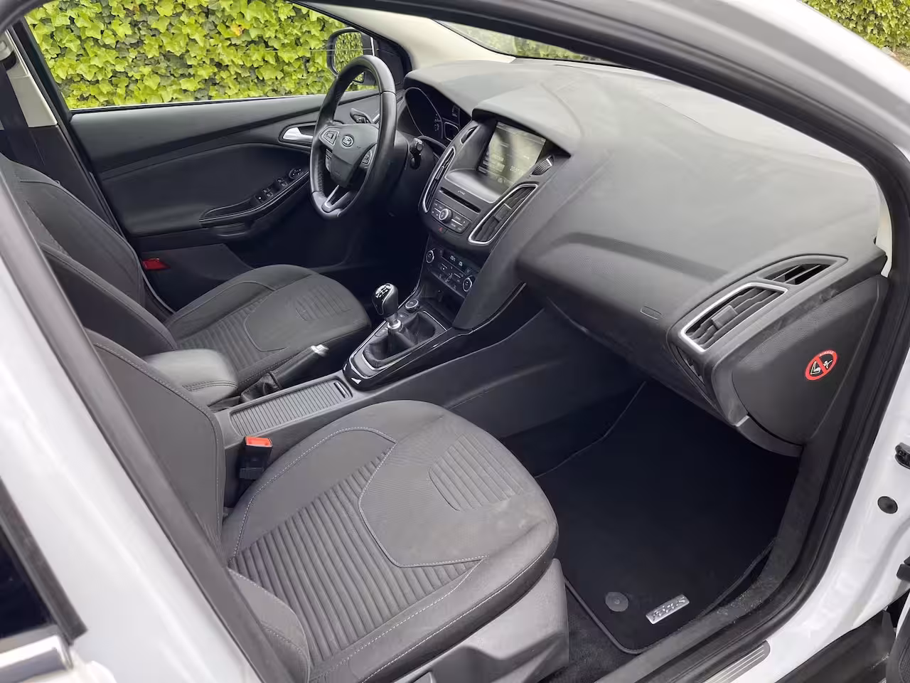 Ford Focus Wagon 1.0 Titanium * Navi * Nieuwe Distr. * Garantie