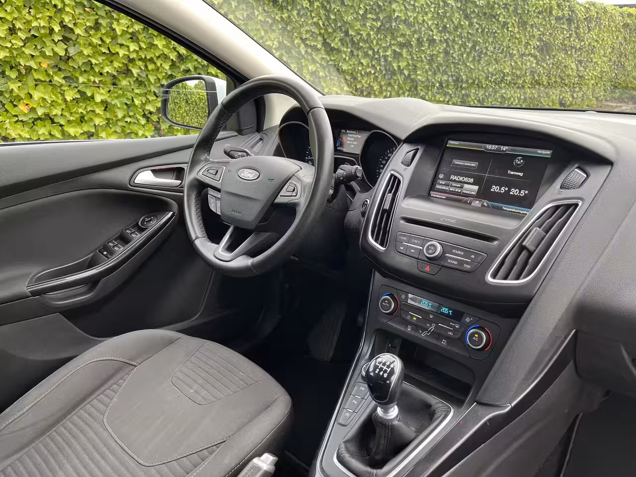 Ford Focus Wagon 1.0 Titanium * Navi * Nieuwe Distr. * Garantie