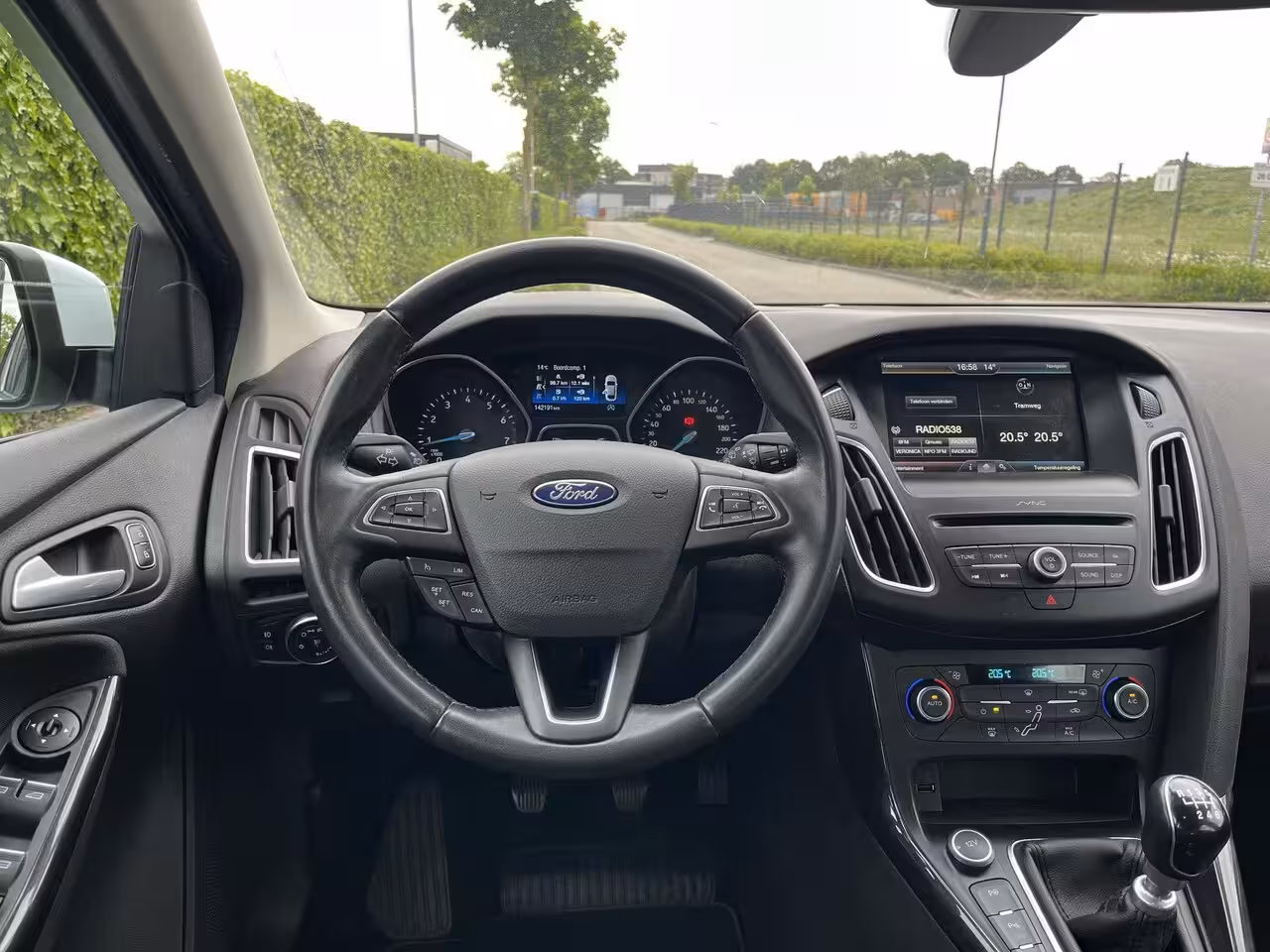 Ford Focus Wagon 1.0 Titanium * Navi * Nieuwe Distr. * Garantie
