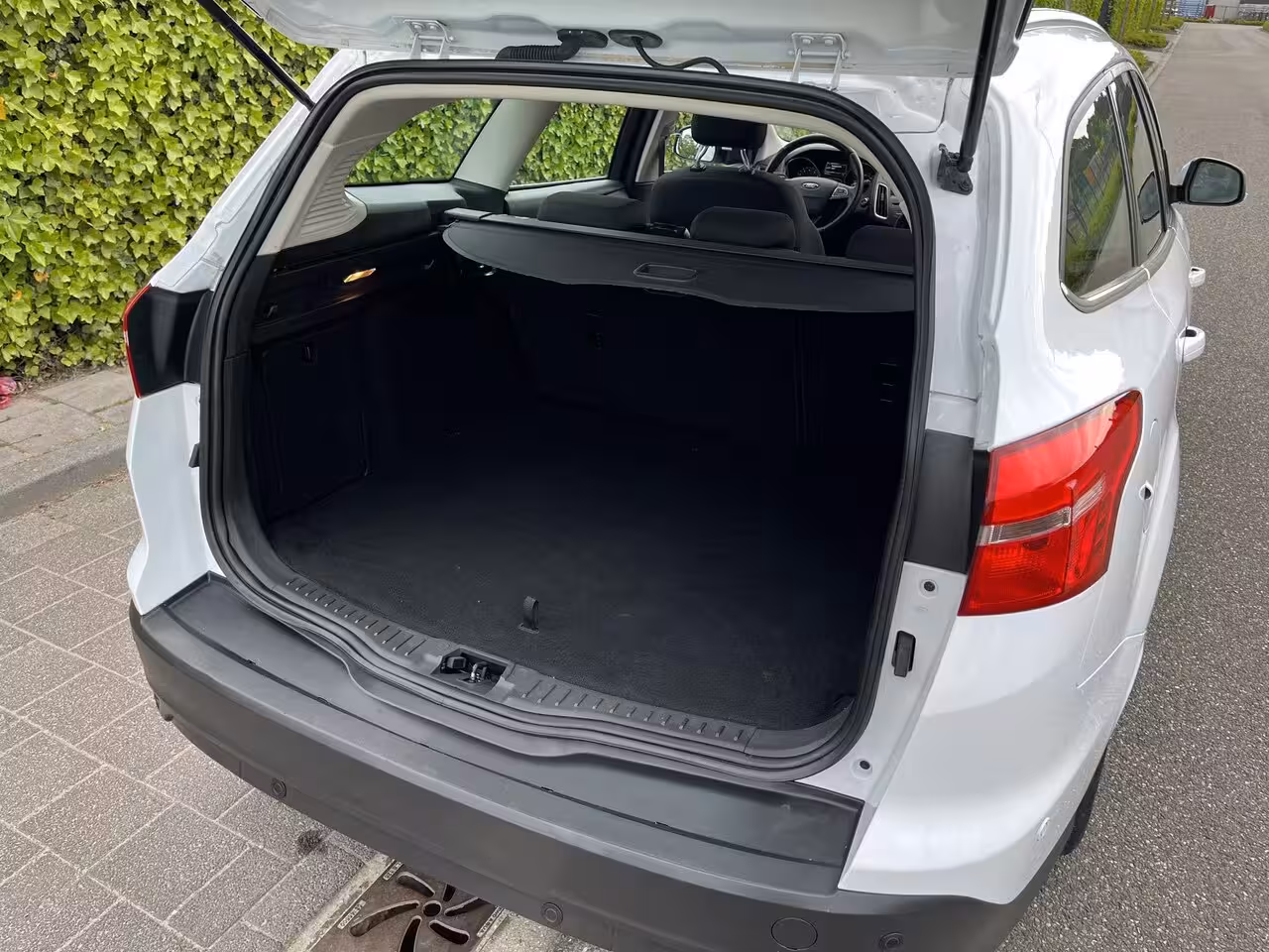 Ford Focus Wagon 1.0 Titanium * Navi * Nieuwe Distr. * Garantie