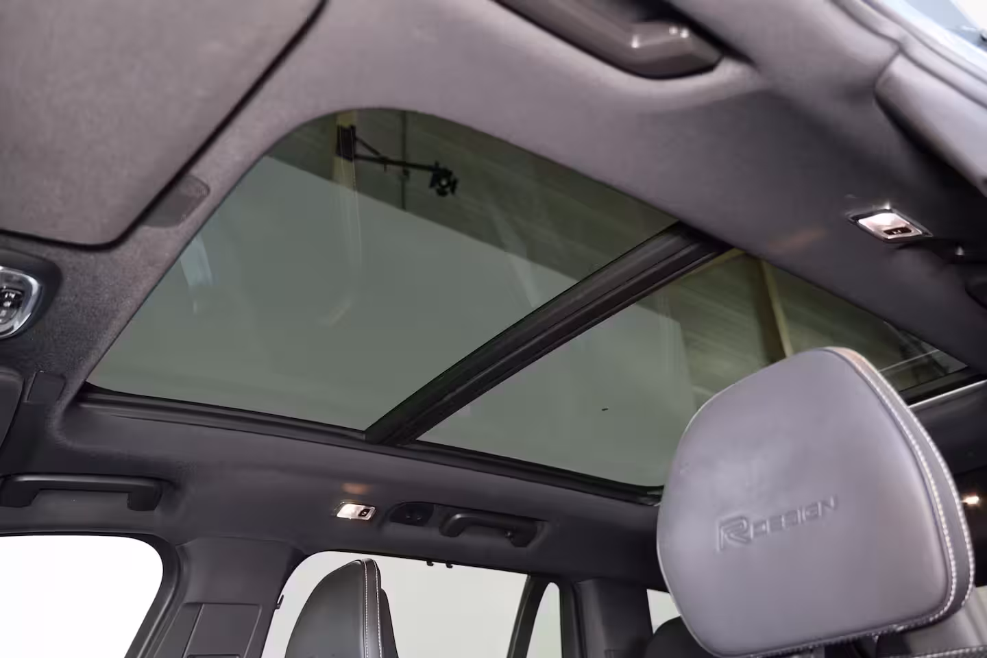 Volvo XC90 T8 Recharge AWD R-Design - Luchtvering - Panorama/schuifdak - IntelliSafe Assist & Surroun