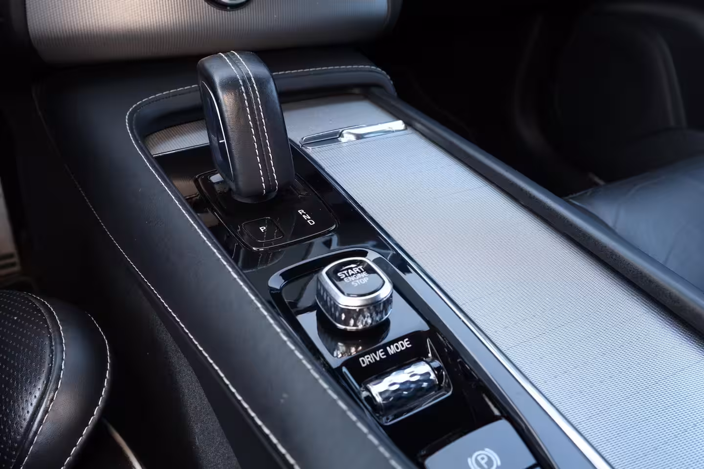 Volvo XC90 T8 Recharge AWD R-Design - Luchtvering - Panorama/schuifdak - IntelliSafe Assist & Surroun