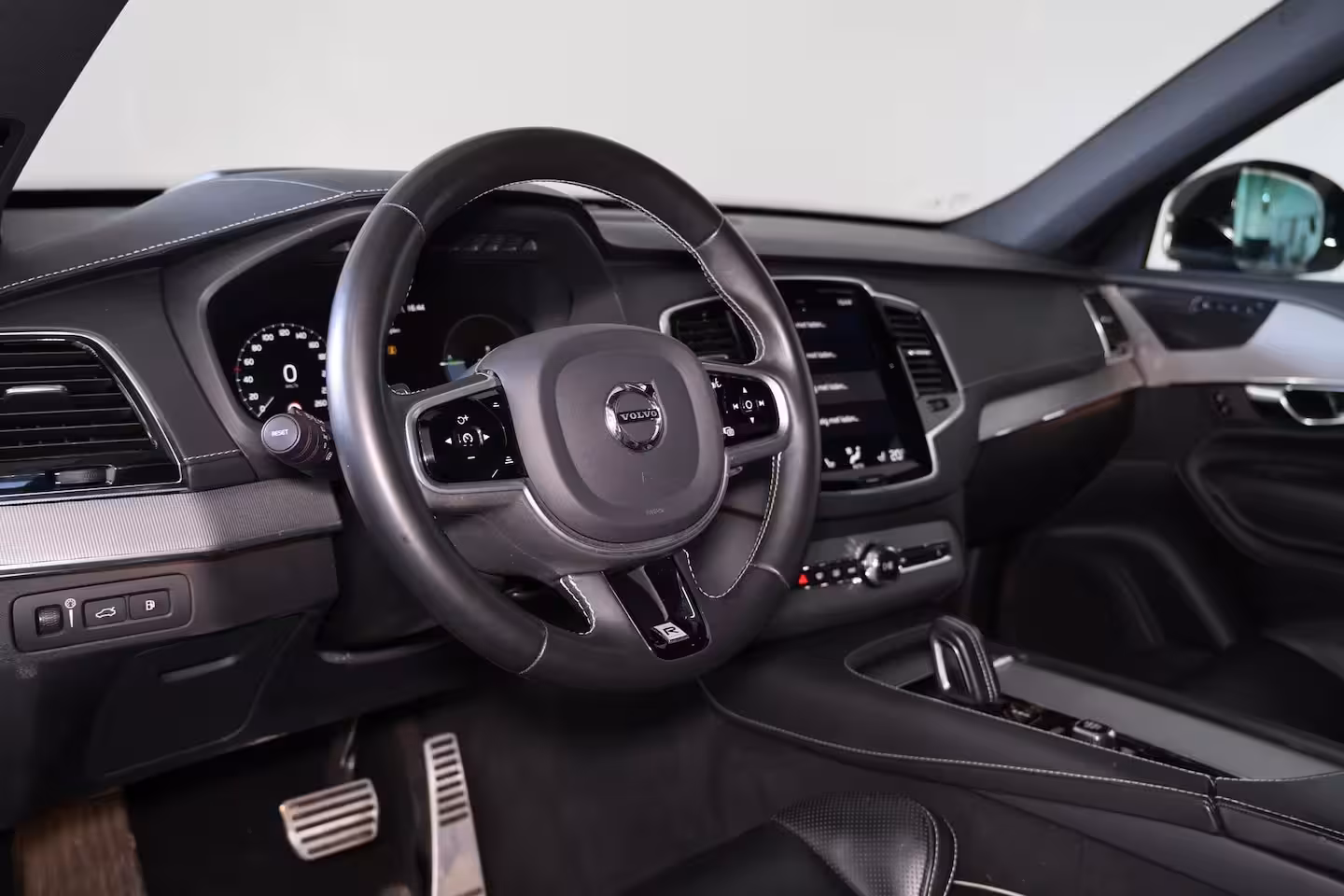 Volvo XC90 T8 Recharge AWD R-Design - Luchtvering - Panorama/schuifdak - IntelliSafe Assist & Surroun