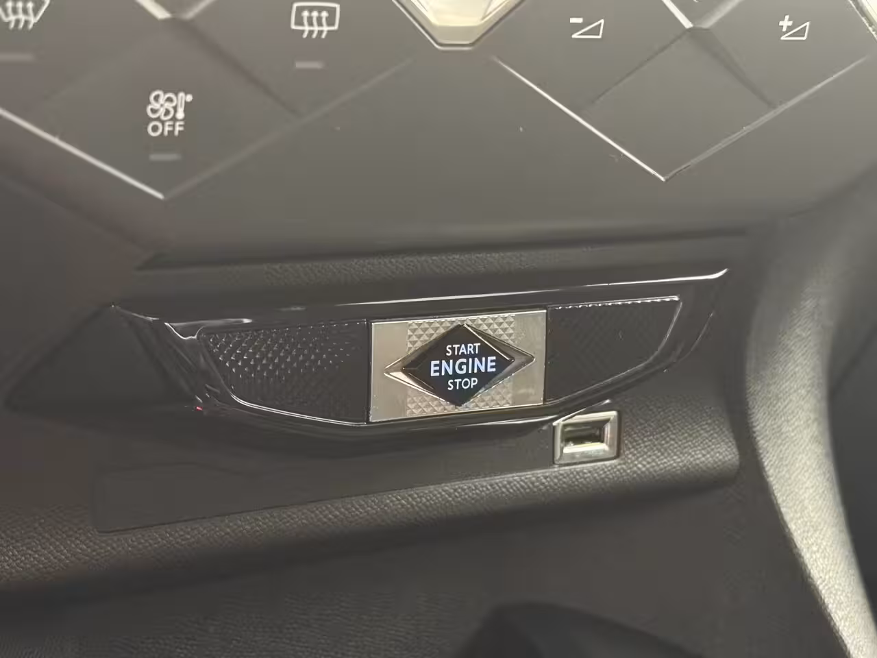 DS 3 Crossback 1.2 PureTech Business Camera | Leder\Stof | Navigatie | Clima | Carplay | Parkeersensoren
