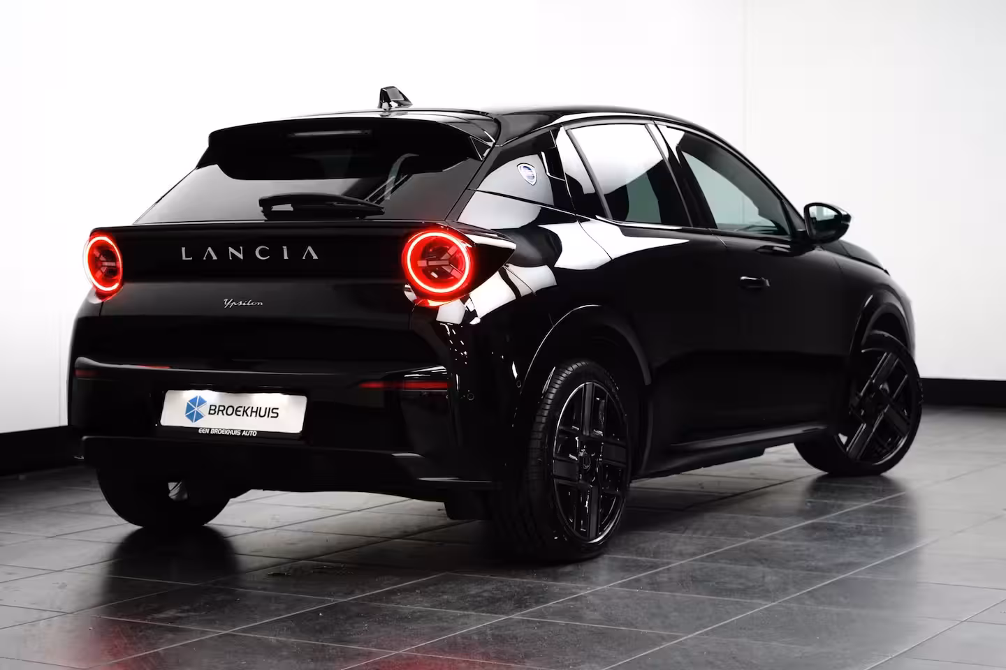Lancia Y(psilon) Ypsilon LX 54 kWh Alcantara Bekleding | Camera Voor + Achter | Adaptieve Cruise | 17" Lich