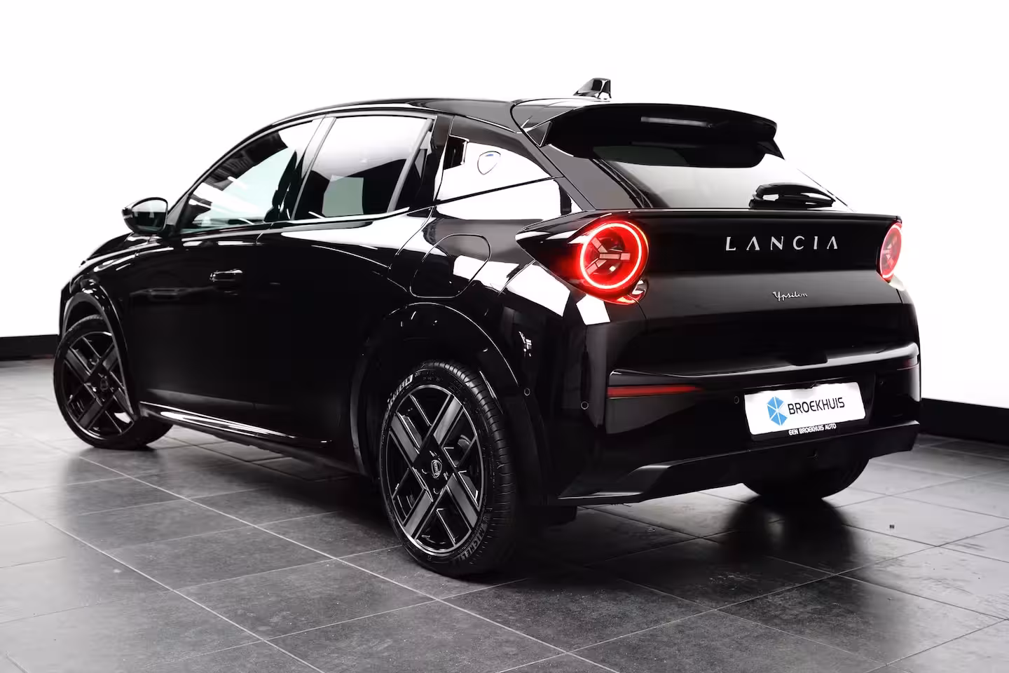 Lancia Y(psilon) Ypsilon LX 54 kWh Alcantara Bekleding | Camera Voor + Achter | Adaptieve Cruise | 17" Lich