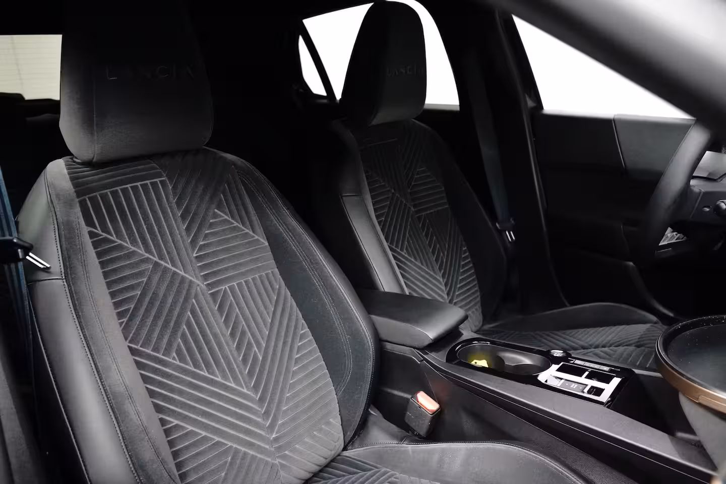 Lancia Y(psilon) Ypsilon LX 54 kWh Alcantara Bekleding | Camera Voor + Achter | Adaptieve Cruise | 17" Lich