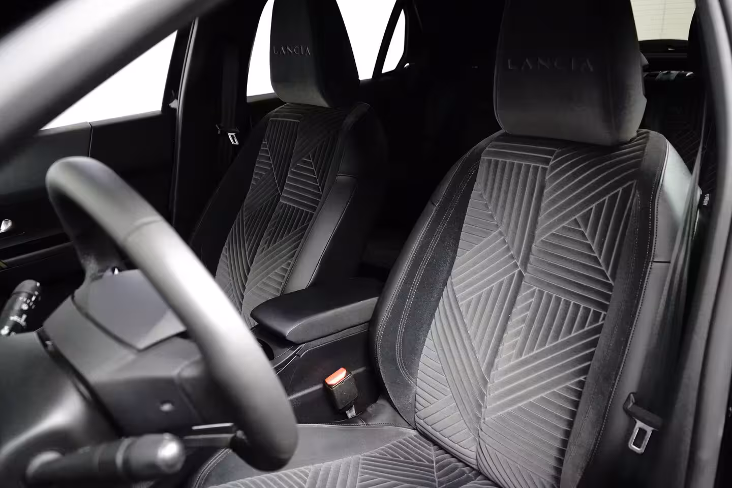 Lancia Y(psilon) Ypsilon LX 54 kWh Alcantara Bekleding | Camera Voor + Achter | Adaptieve Cruise | 17" Lich