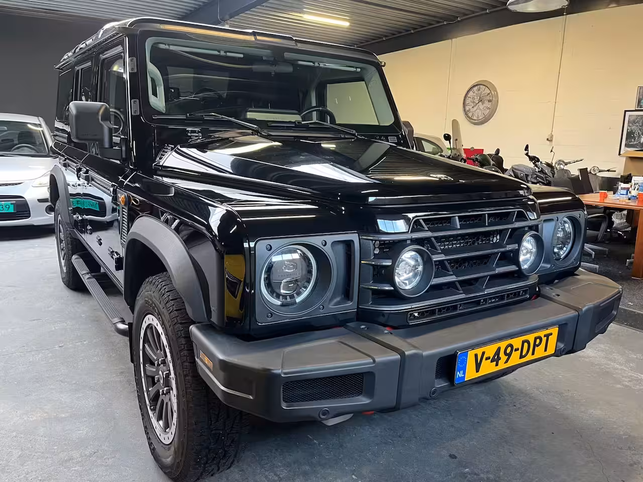 INEOS Grenadier 3.0 St Utility Wagon 5p. Benzine grijs kenteken