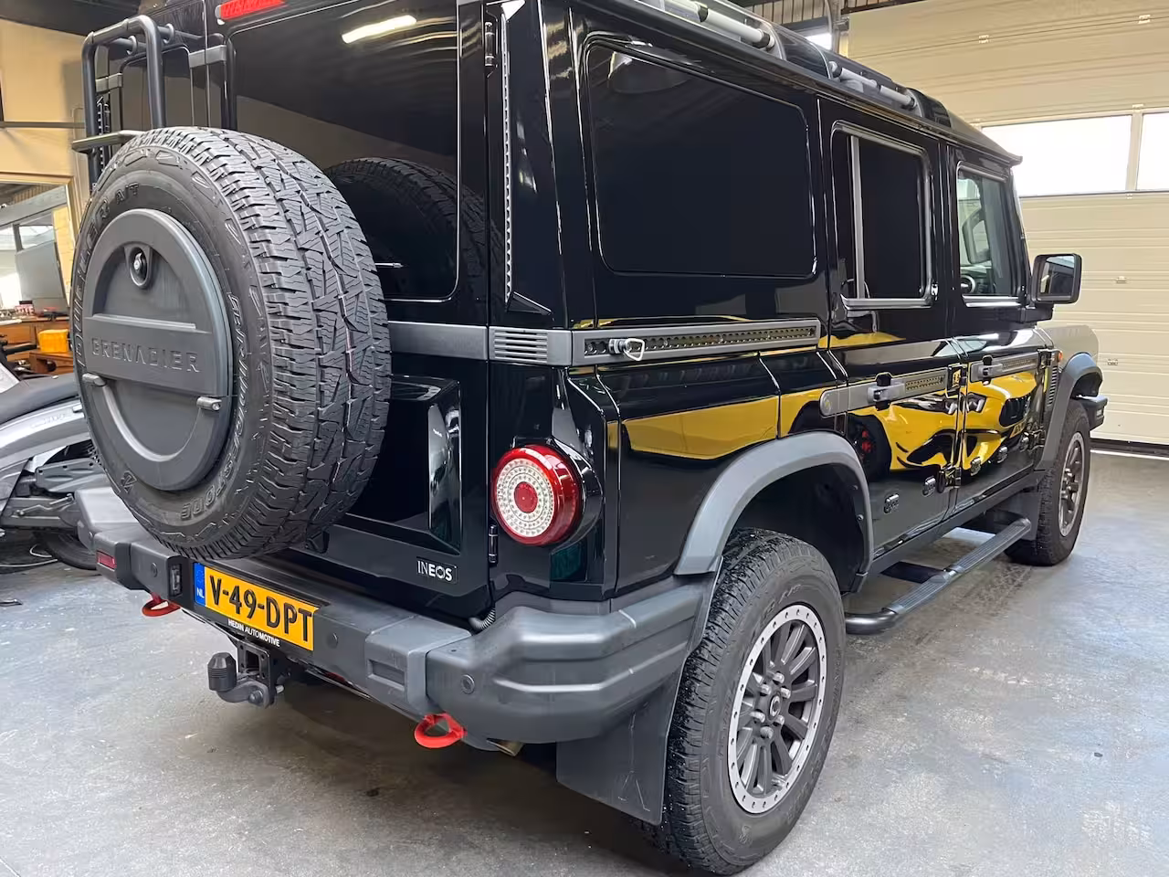 INEOS Grenadier 3.0 St Utility Wagon 5p. Benzine grijs kenteken