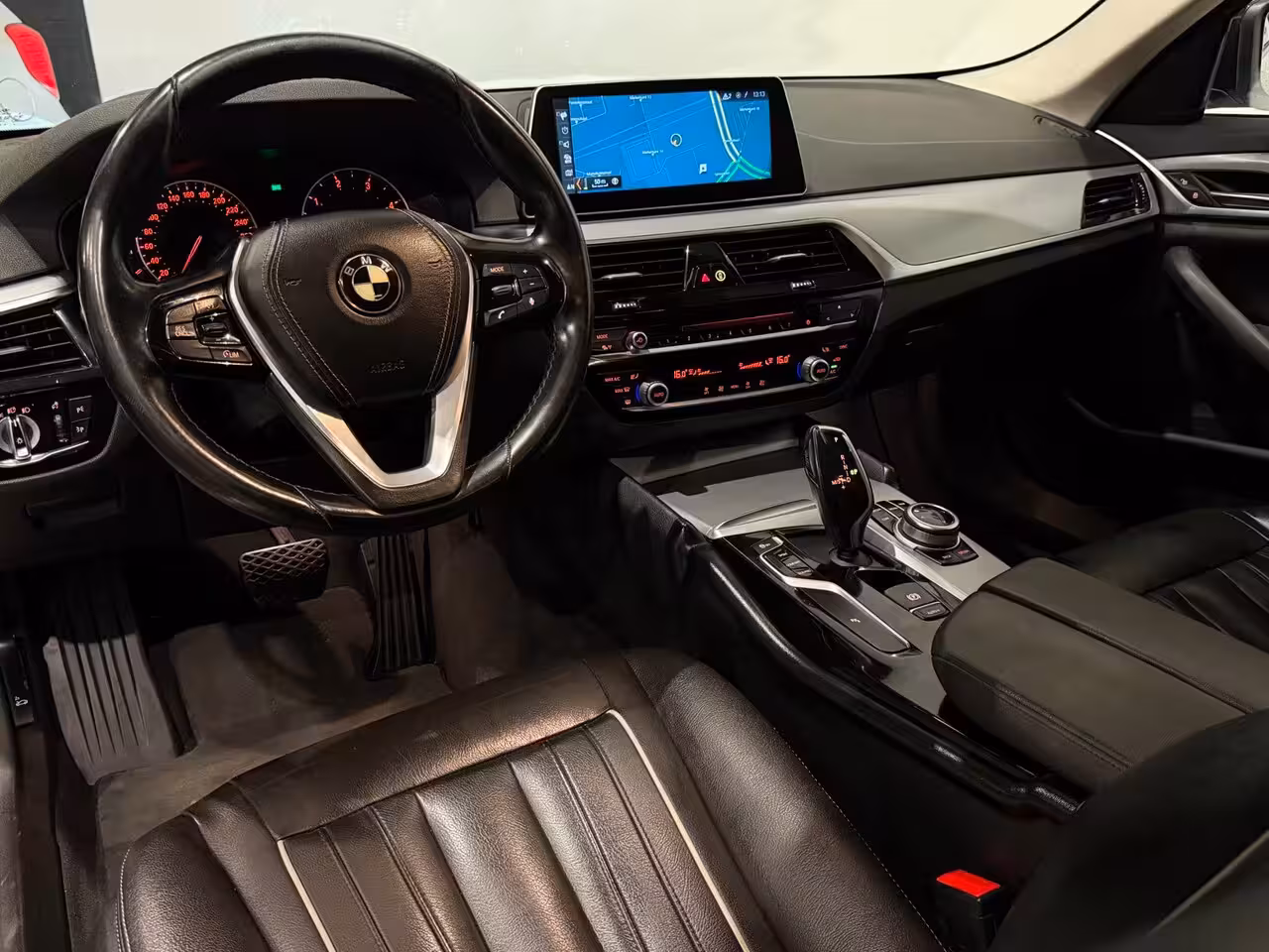BMW 5-serie Touring 540d xDrive Executive AUTOMAAT CAMERA KEYLESS LEDER NAVI STOELVERW. ELEK STOELEN NAP GARAN