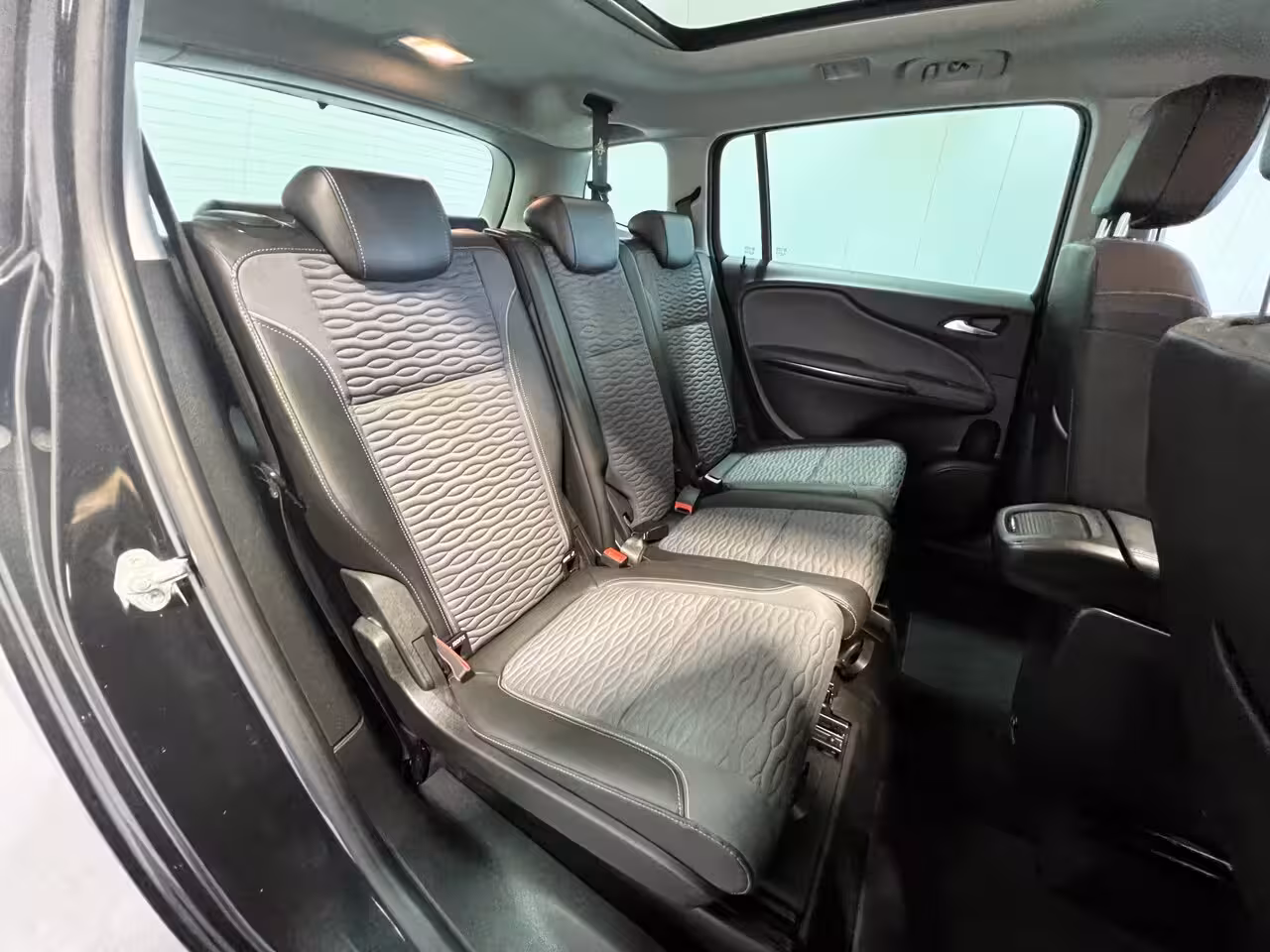 Opel Zafira Tourer 1.4 Cosmo 7pers. | Lichtmetalen Velgen 17" | Cruise Control | Airco | Bi-Xenon Koplampen |