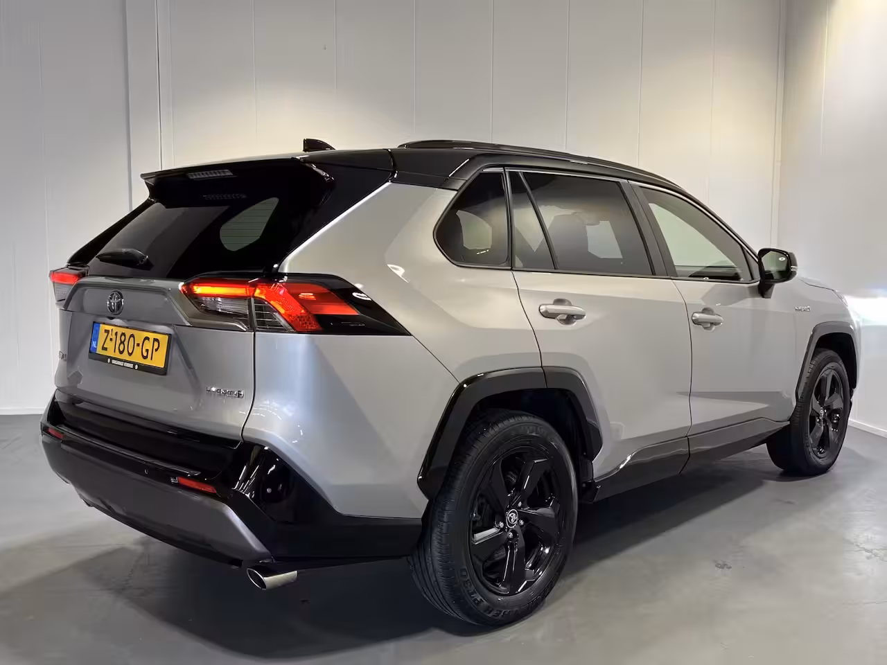 Toyota RAV4 2.5 Hybrid Executive | Navigatie | LM Velgen 18" | Voorstoelen Verwarmd | PDC Voor en Acht