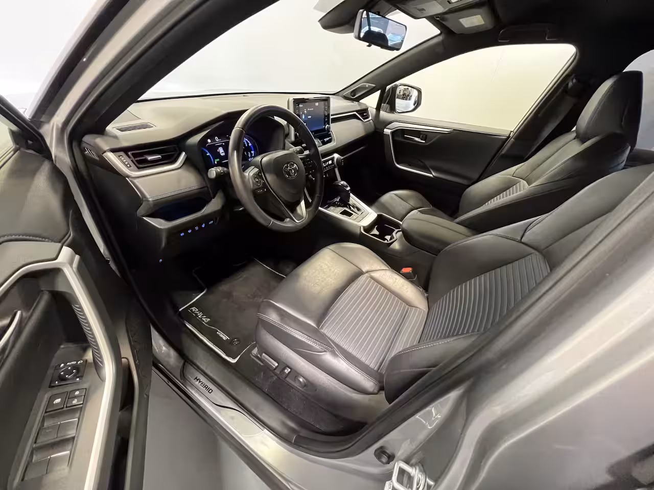 Toyota RAV4 2.5 Hybrid Executive | Navigatie | LM Velgen 18" | Voorstoelen Verwarmd | PDC Voor en Acht