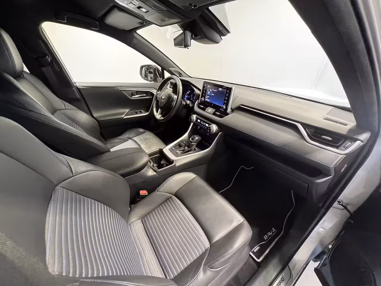 Toyota RAV4 2.5 Hybrid Executive | Navigatie | LM Velgen 18" | Voorstoelen Verwarmd | PDC Voor en Acht