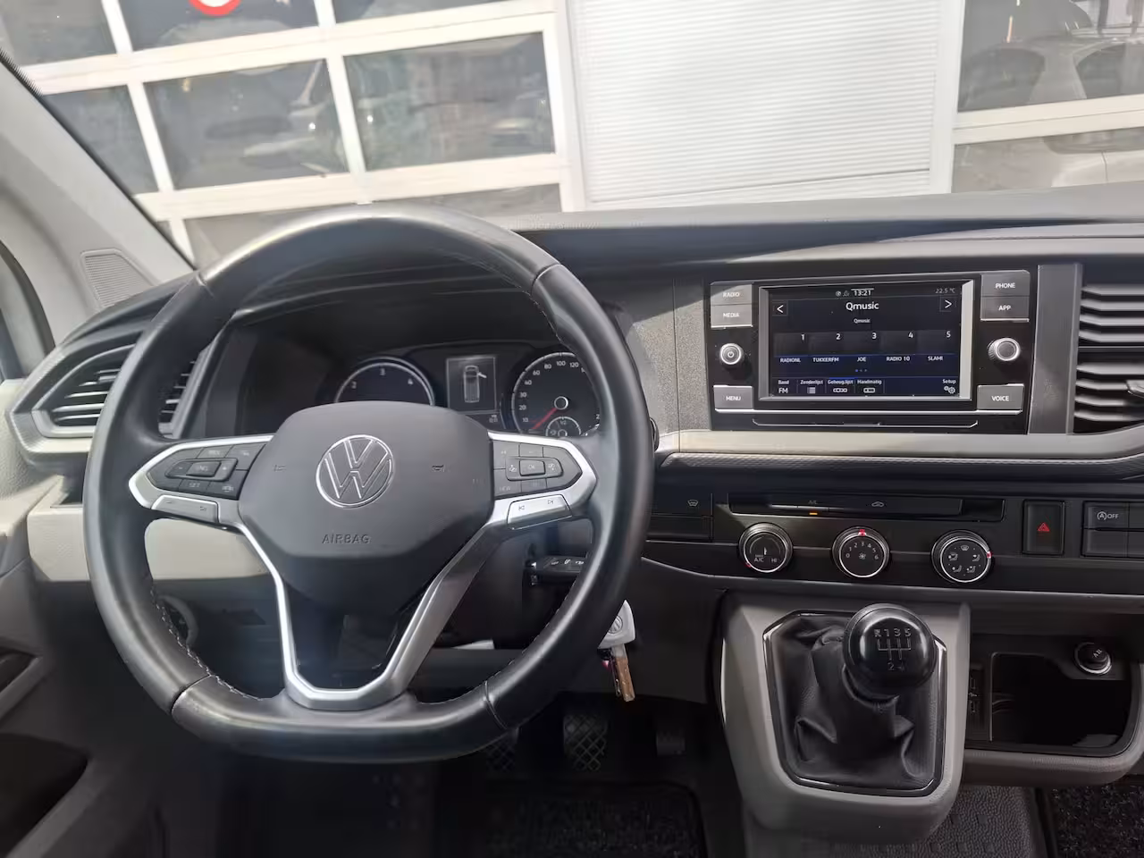 Volkswagen Transporter 2.0 TDI L2H1 Highline | Android/Apple Carplay | LM Velgen 16" | Cruise Control | Sidebars