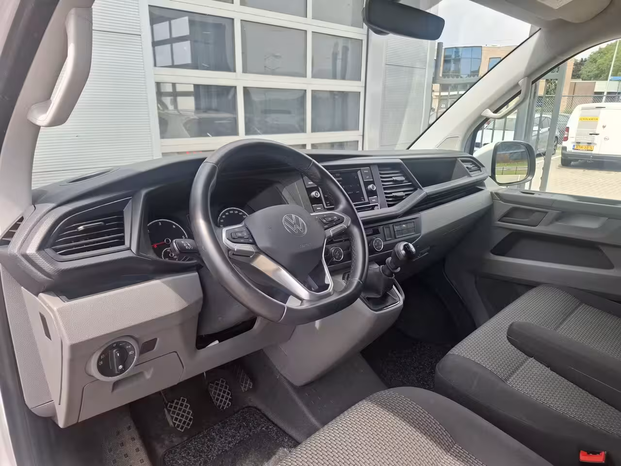 Volkswagen Transporter 2.0 TDI L2H1 Highline | Android/Apple Carplay | LM Velgen 16" | Cruise Control | Sidebars