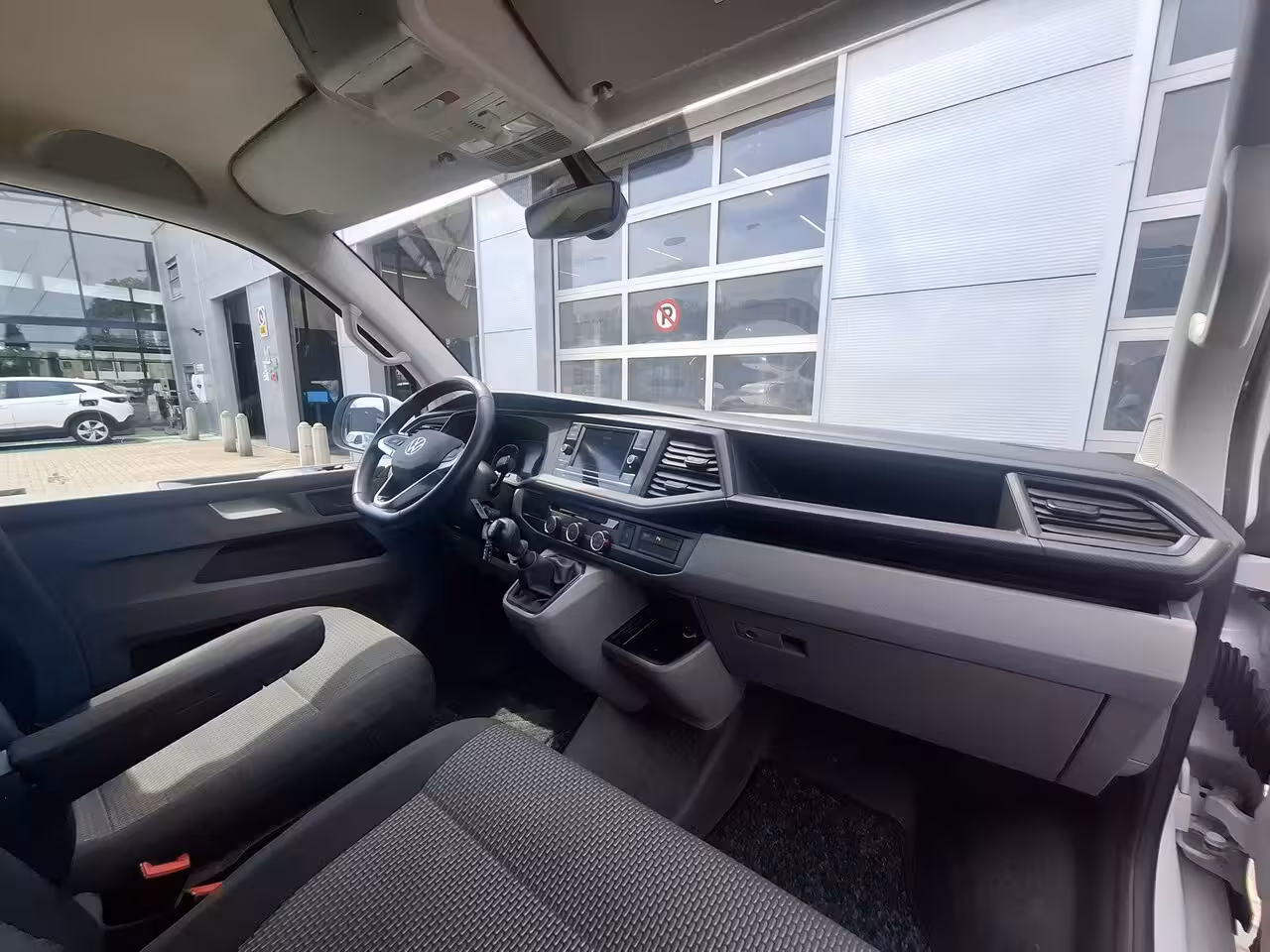 Volkswagen Transporter 2.0 TDI L2H1 Highline | Android/Apple Carplay | LM Velgen 16" | Cruise Control | Sidebars