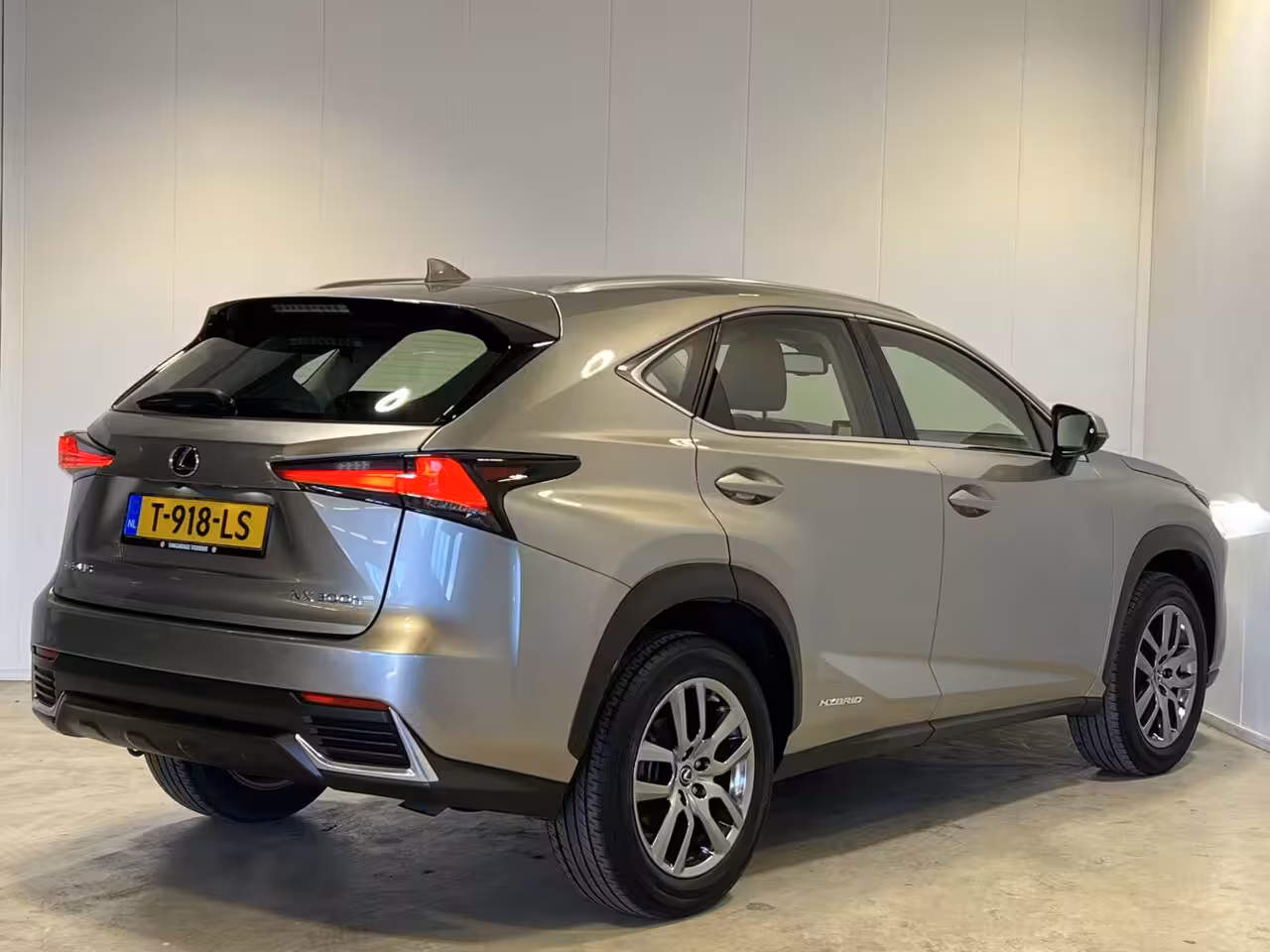 Lexus NX 300h Comfort line | Navigatie/Android/Apple Carplay | LM Velgen 18" | Achteruitrijcamera |
