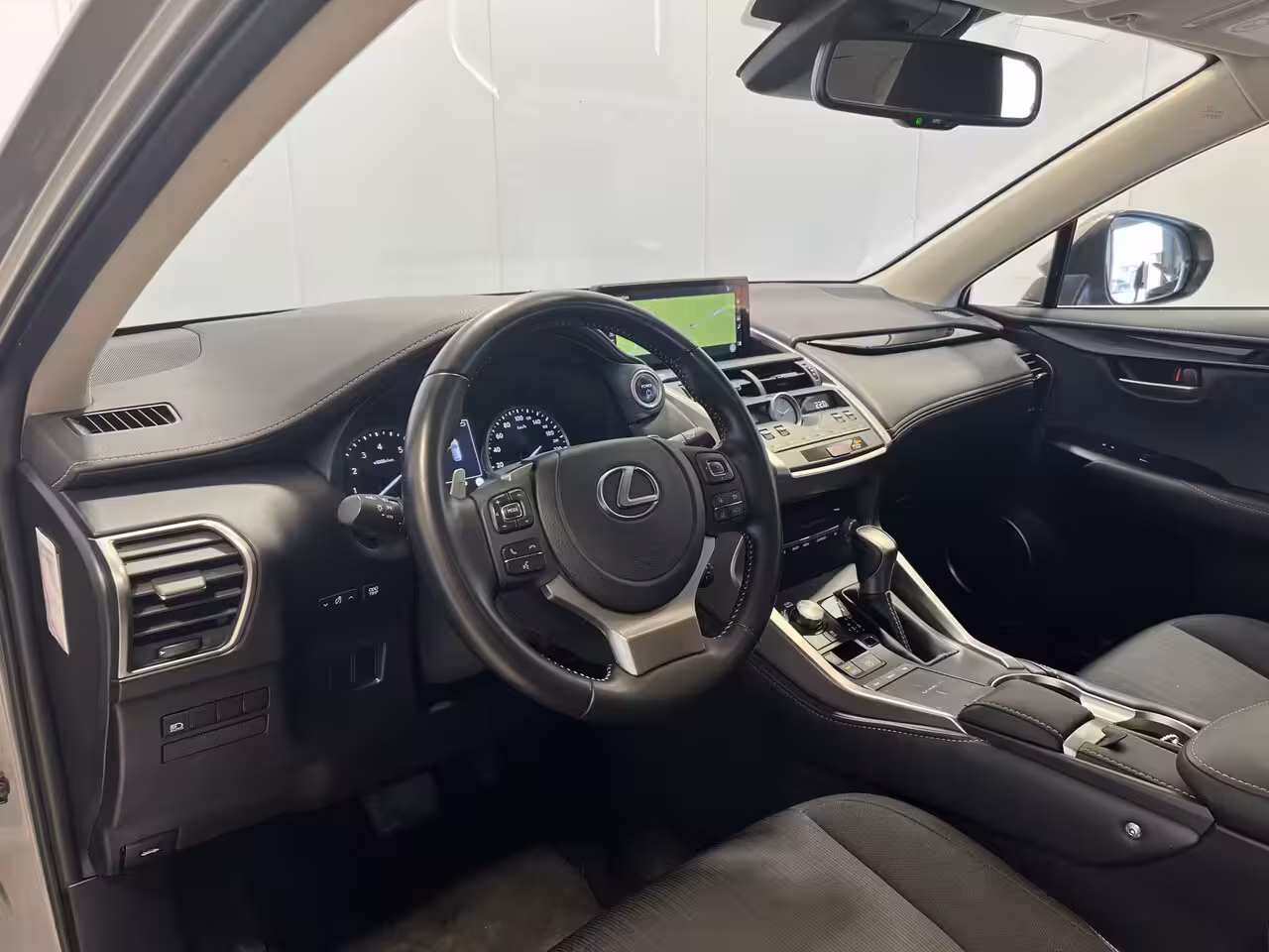 Lexus NX 300h Comfort line | Navigatie/Android/Apple Carplay | LM Velgen 18" | Achteruitrijcamera |