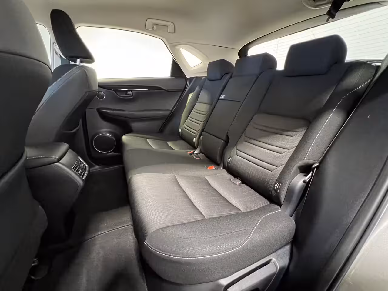 Lexus NX 300h Comfort line | Navigatie/Android/Apple Carplay | LM Velgen 18" | Achteruitrijcamera |