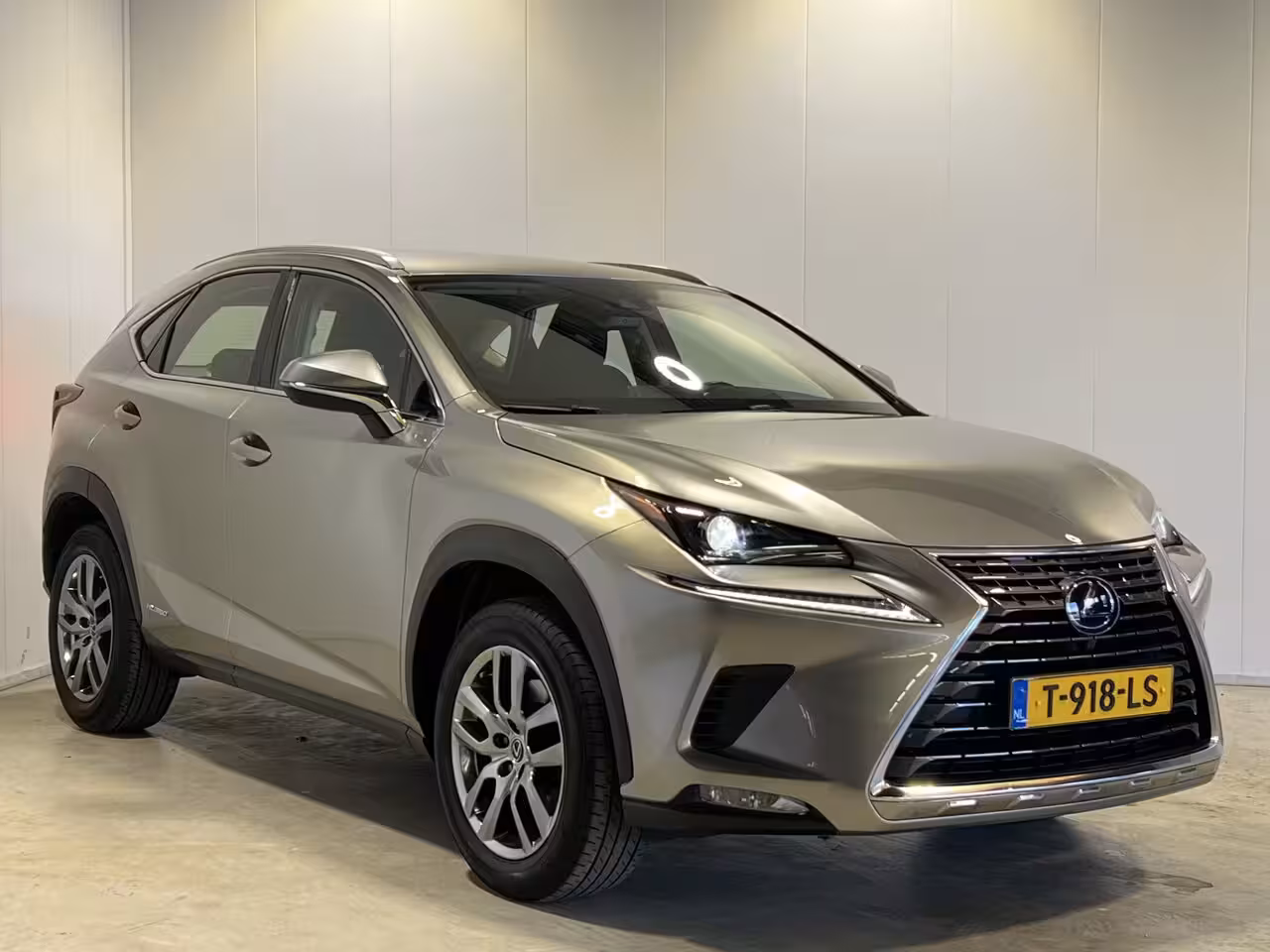 Lexus NX 300h Comfort line | Navigatie/Android/Apple Carplay | LM Velgen 18" | Achteruitrijcamera |