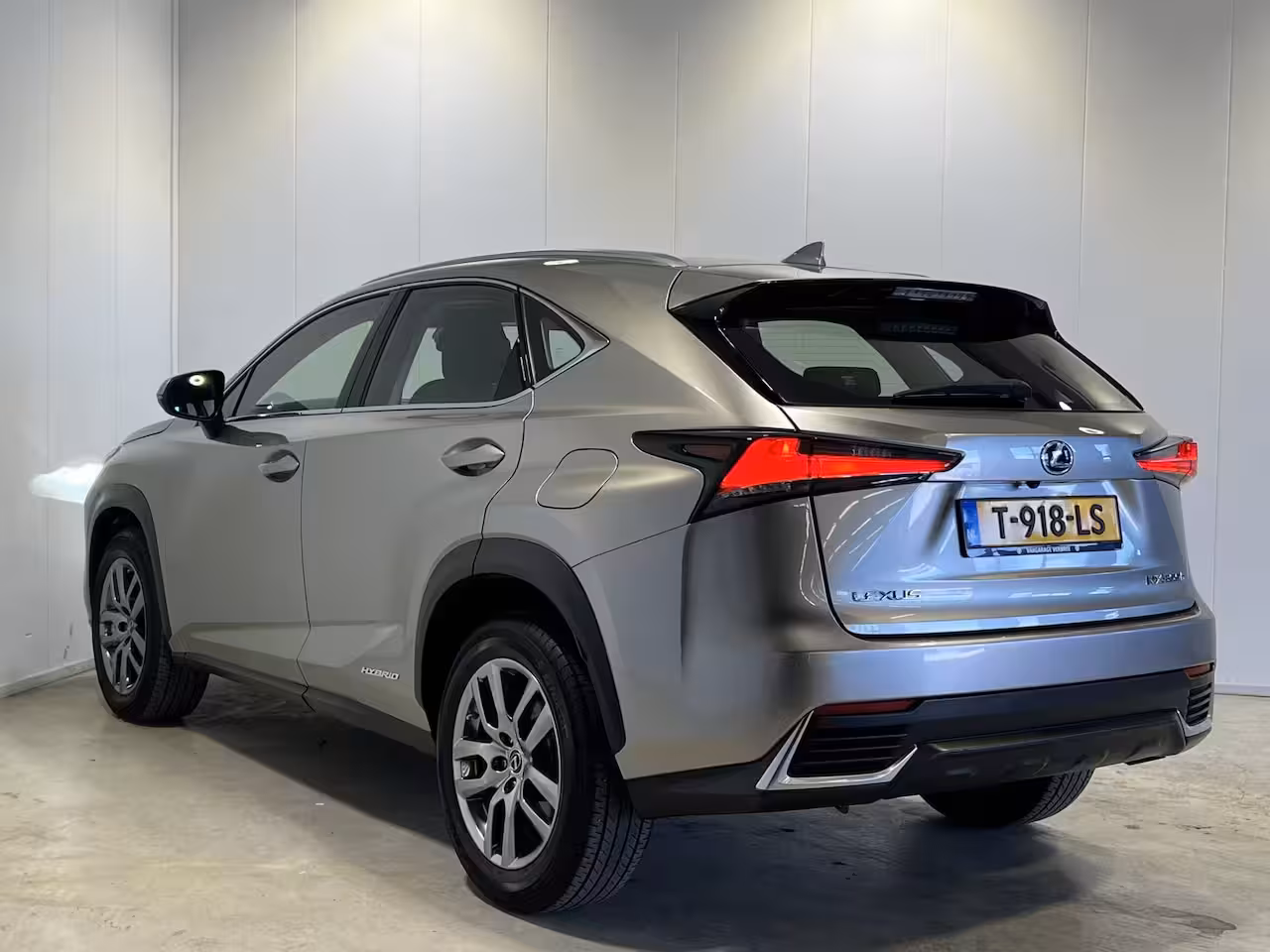 Lexus NX 300h Comfort line | Navigatie/Android/Apple Carplay | LM Velgen 18" | Achteruitrijcamera |