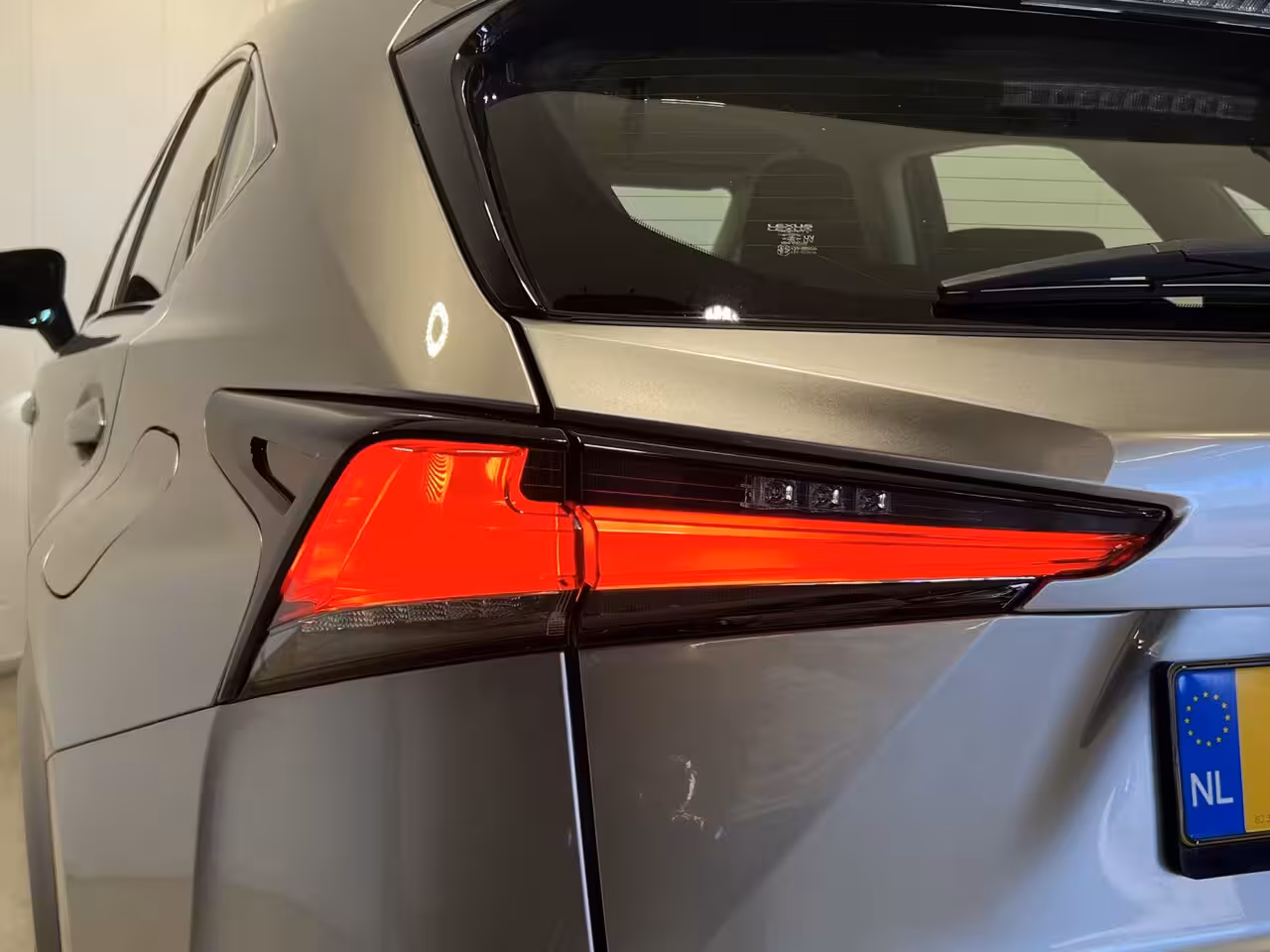 Lexus NX 300h Comfort line | Navigatie/Android/Apple Carplay | LM Velgen 18" | Achteruitrijcamera |