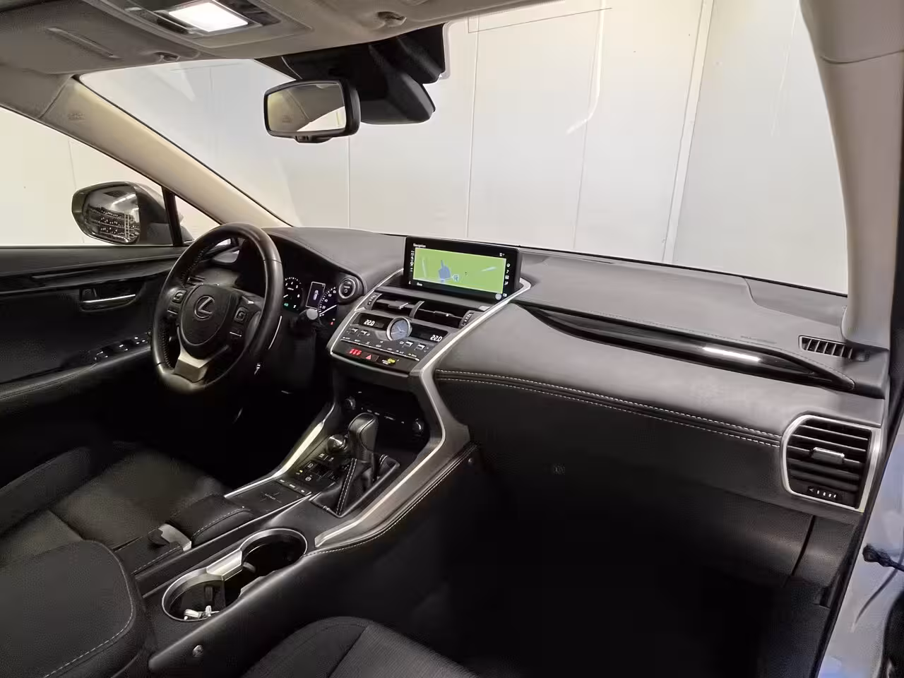 Lexus NX 300h Comfort line | Navigatie/Android/Apple Carplay | LM Velgen 18" | Achteruitrijcamera |
