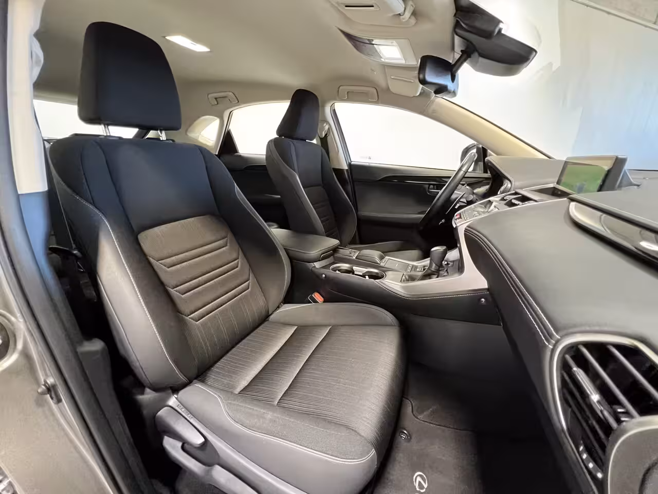 Lexus NX 300h Comfort line | Navigatie/Android/Apple Carplay | LM Velgen 18" | Achteruitrijcamera |