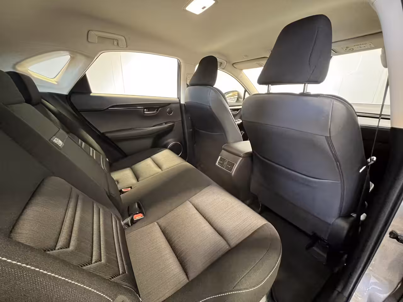 Lexus NX 300h Comfort line | Navigatie/Android/Apple Carplay | LM Velgen 18" | Achteruitrijcamera |