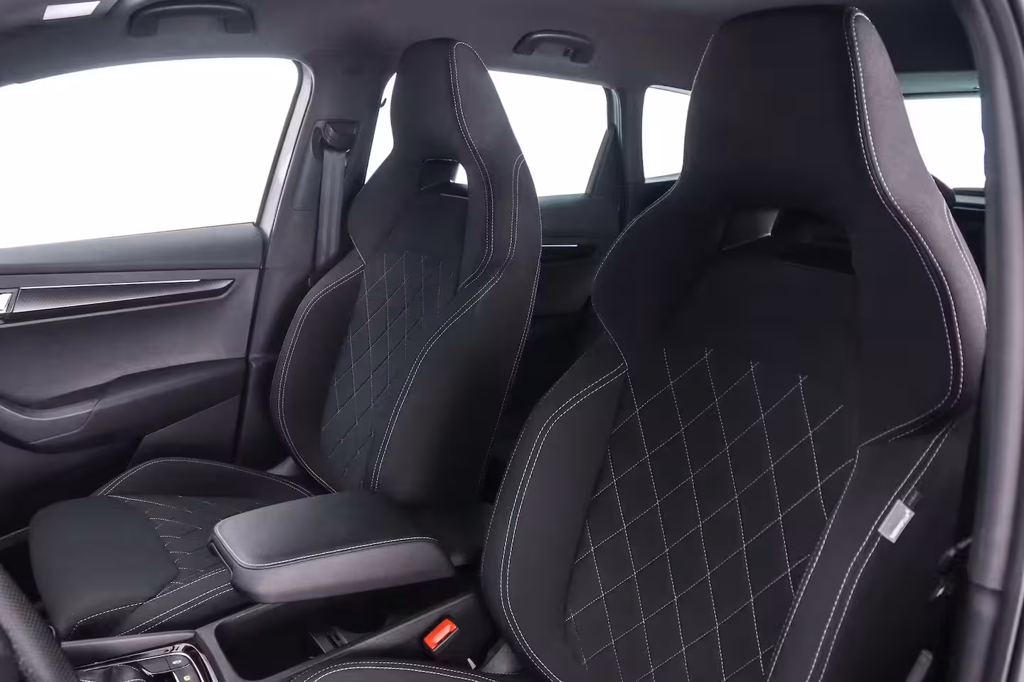 Skoda Karoq Sportline Business 1.5 TSI 150pk DSG Automaat, Trekhaak, Adaptive cruise control, Achterui