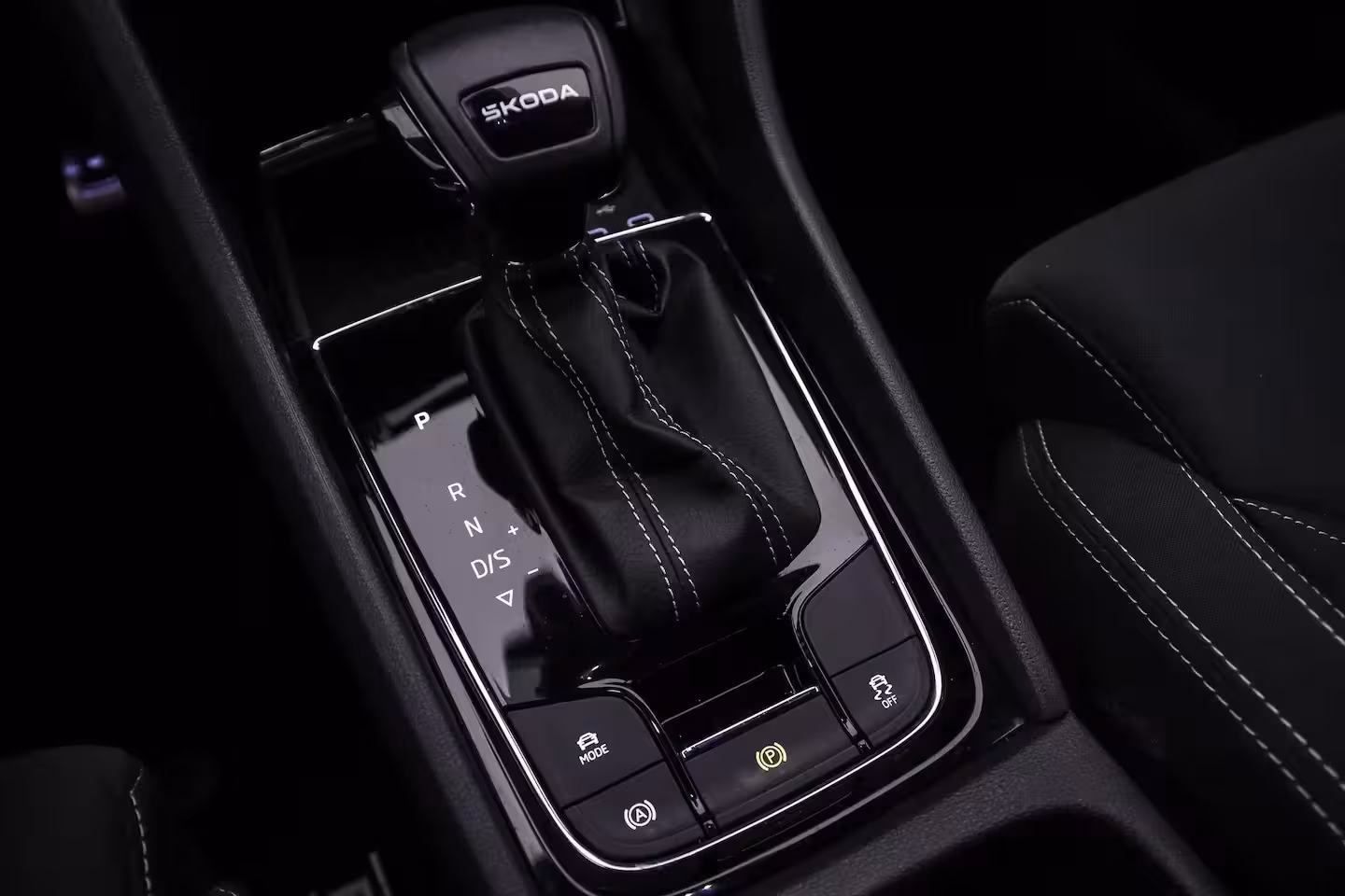 Skoda Karoq Sportline Business 1.5 TSI 150pk DSG Automaat, Trekhaak, Adaptive cruise control, Achterui