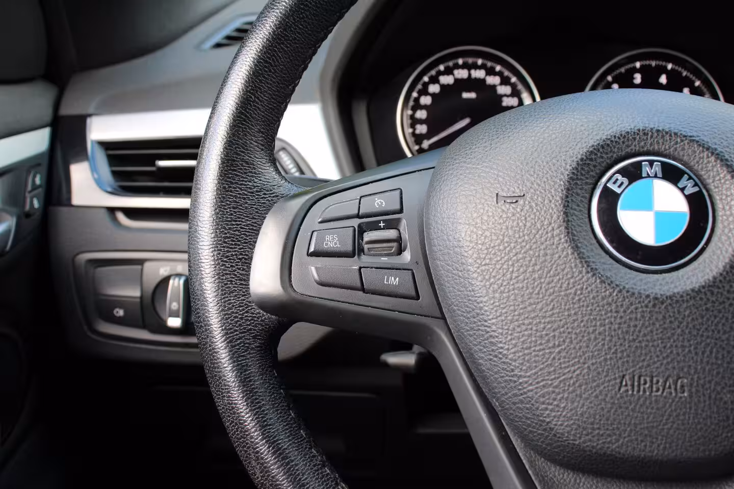 BMW X1 sDrive18i High Executive | DEALER OH | LEDER | ALL SEASON | CRUISE | PARK SENSE ACHTER | S