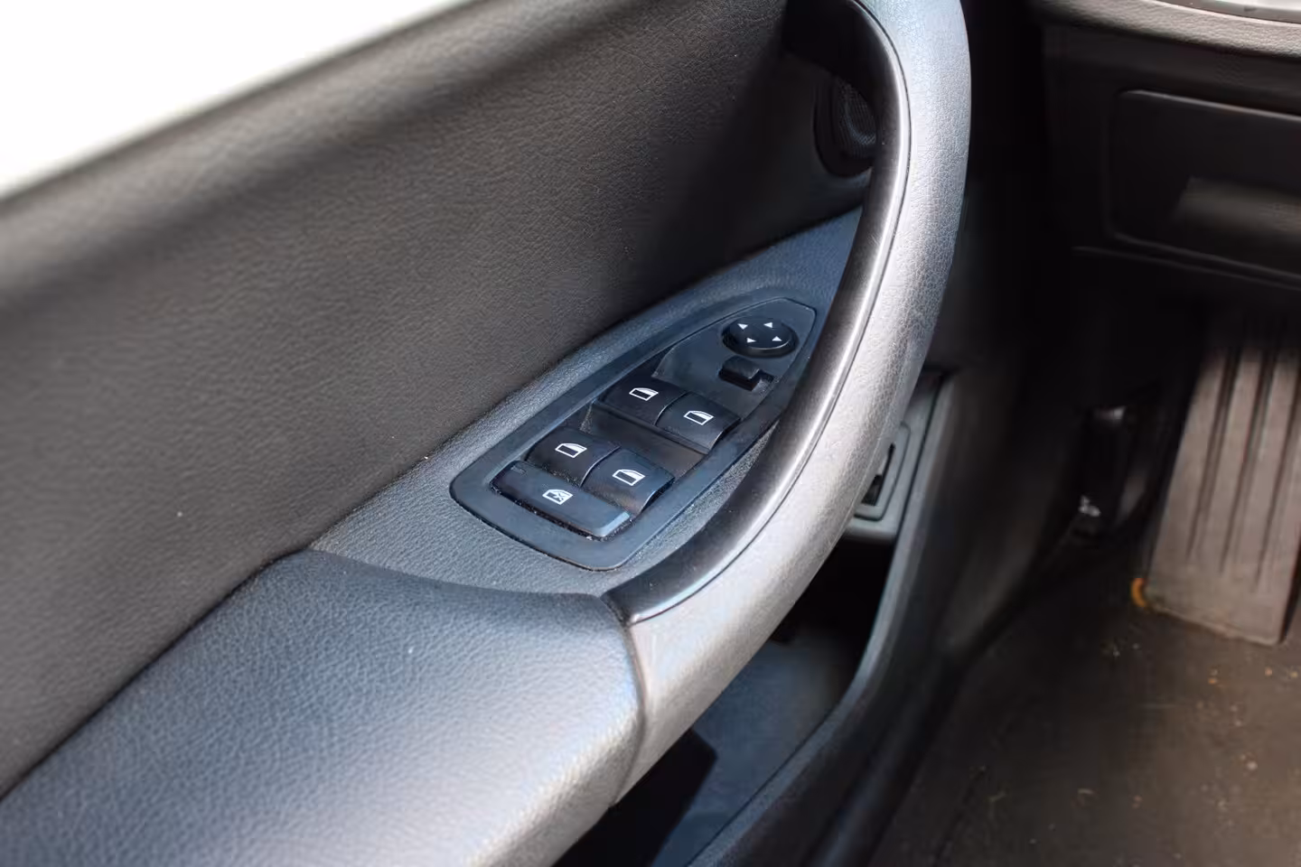 BMW X1 sDrive18i High Executive | DEALER OH | LEDER | ALL SEASON | CRUISE | PARK SENSE ACHTER | S