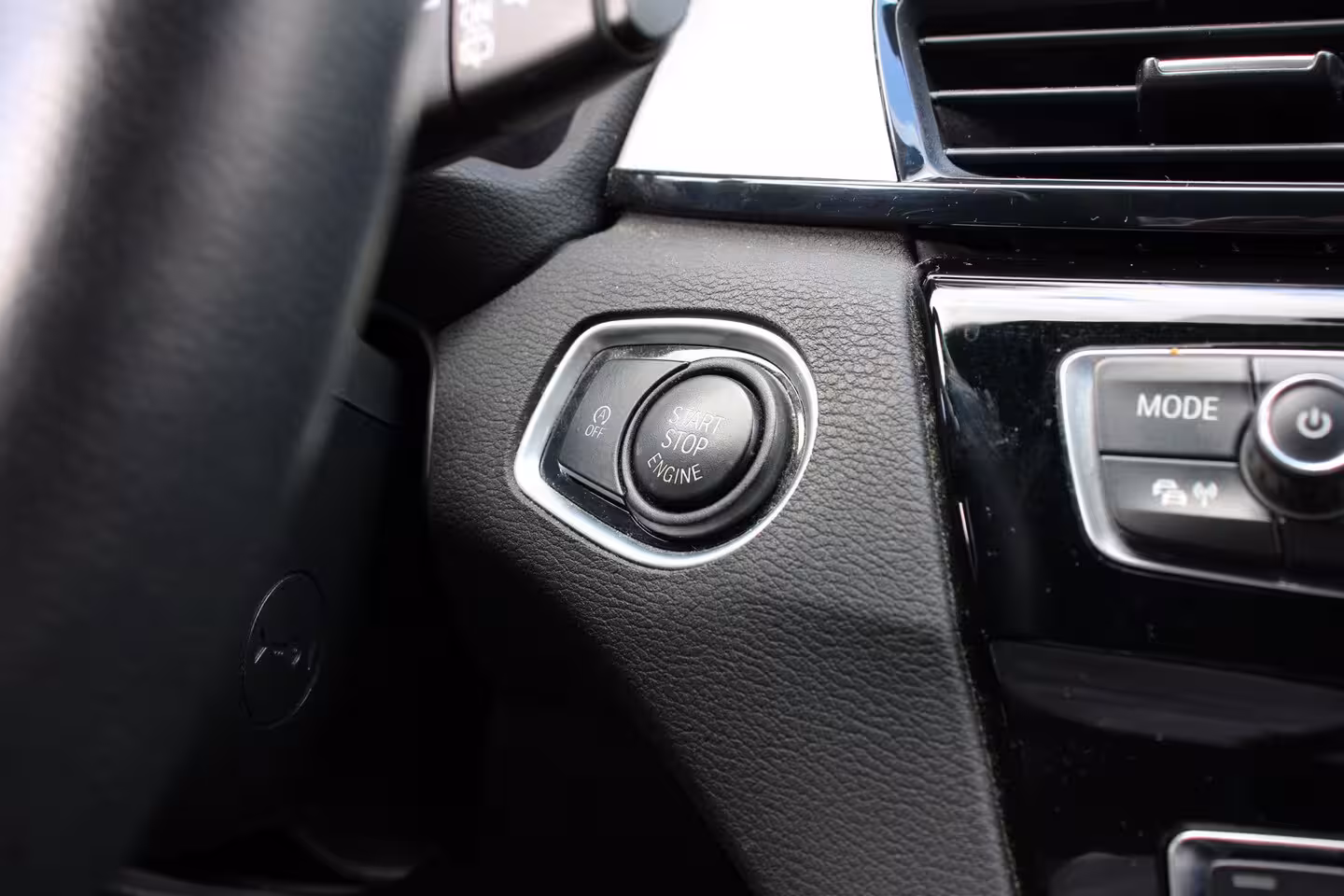 BMW X1 sDrive18i High Executive | DEALER OH | LEDER | ALL SEASON | CRUISE | PARK SENSE ACHTER | S