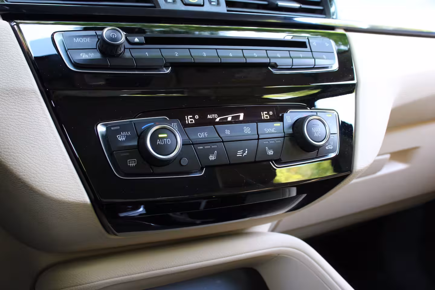 BMW X1 sDrive20i Centennial High Executive | NL-AUTO | TREKHAAK | STOELVERWARMING | DEALER OH | P