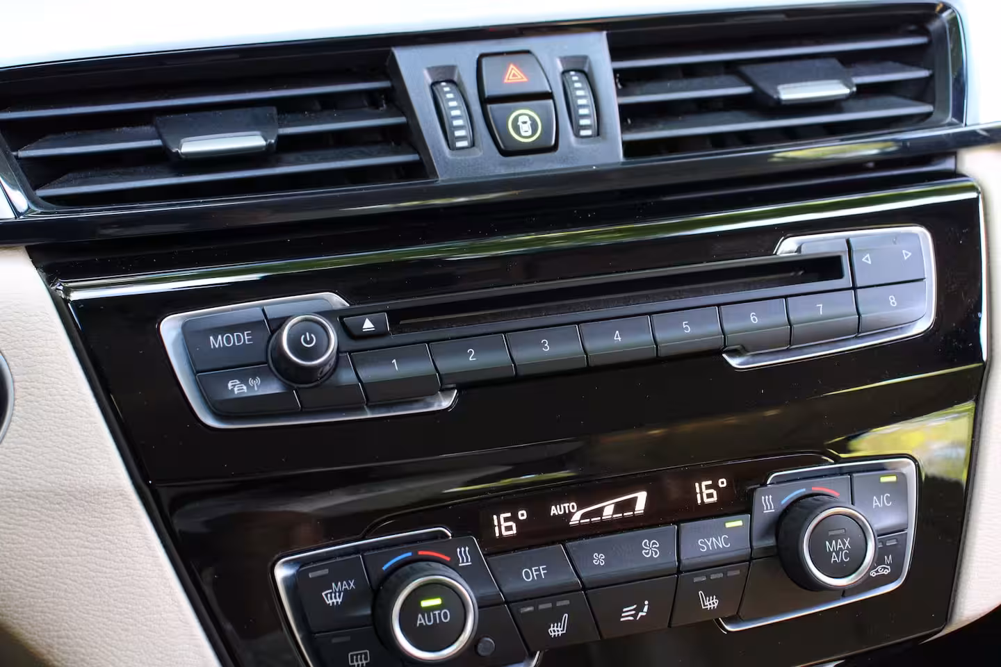 BMW X1 sDrive20i Centennial High Executive | NL-AUTO | TREKHAAK | STOELVERWARMING | DEALER OH | P