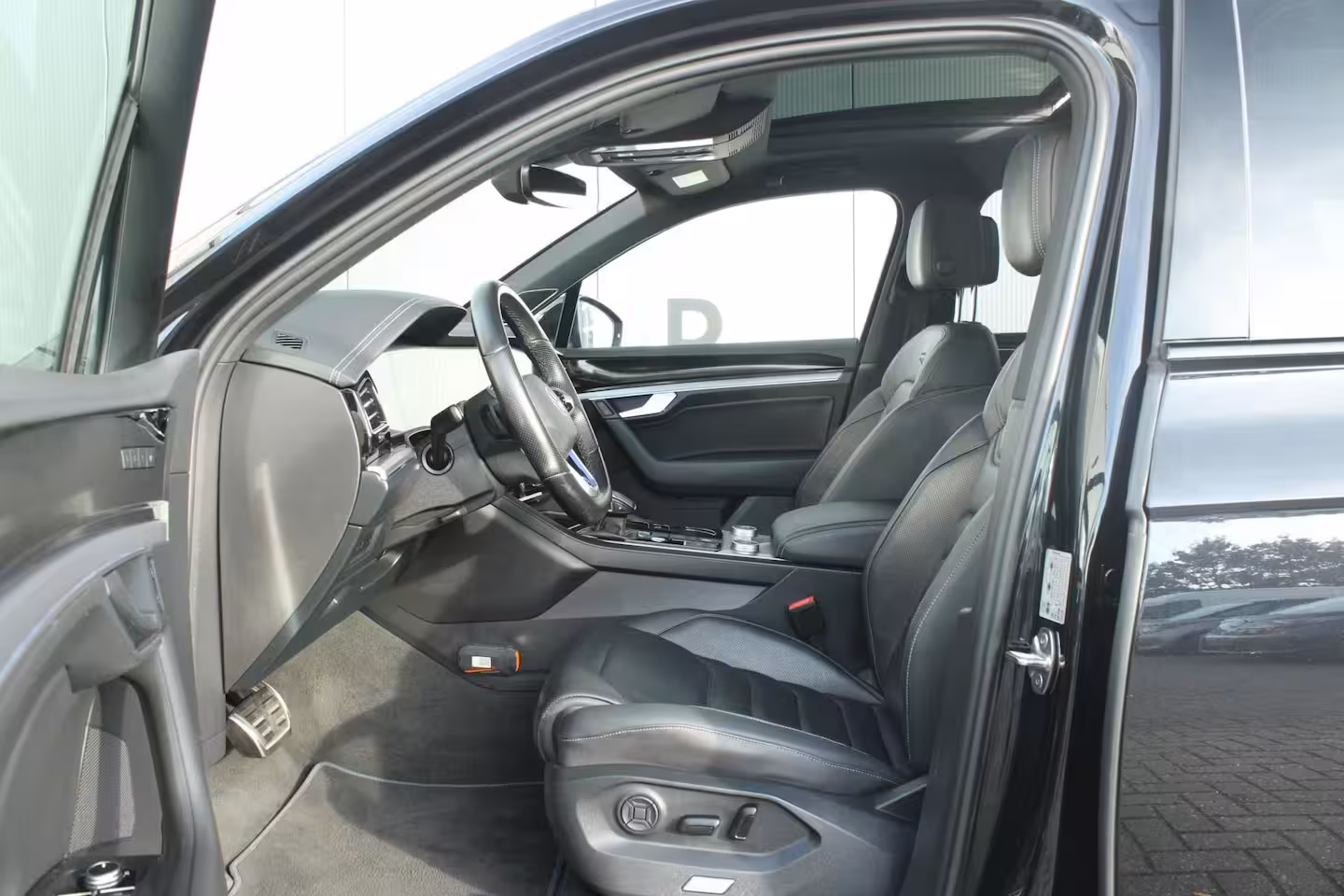 Volkswagen Touareg R 3.0 TSI eHybrid 462pk 4MOTION | Panoramadak | Trekhaak Uitklapbaar | Luchtvering | 360 C