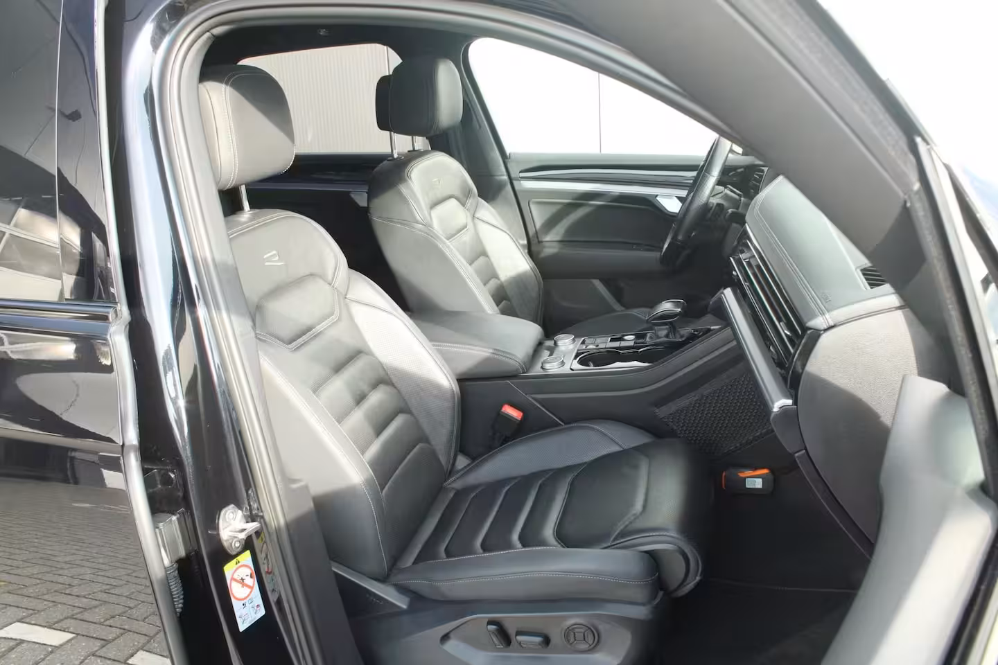 Volkswagen Touareg R 3.0 TSI eHybrid 462pk 4MOTION | Panoramadak | Trekhaak Uitklapbaar | Luchtvering | 360 C