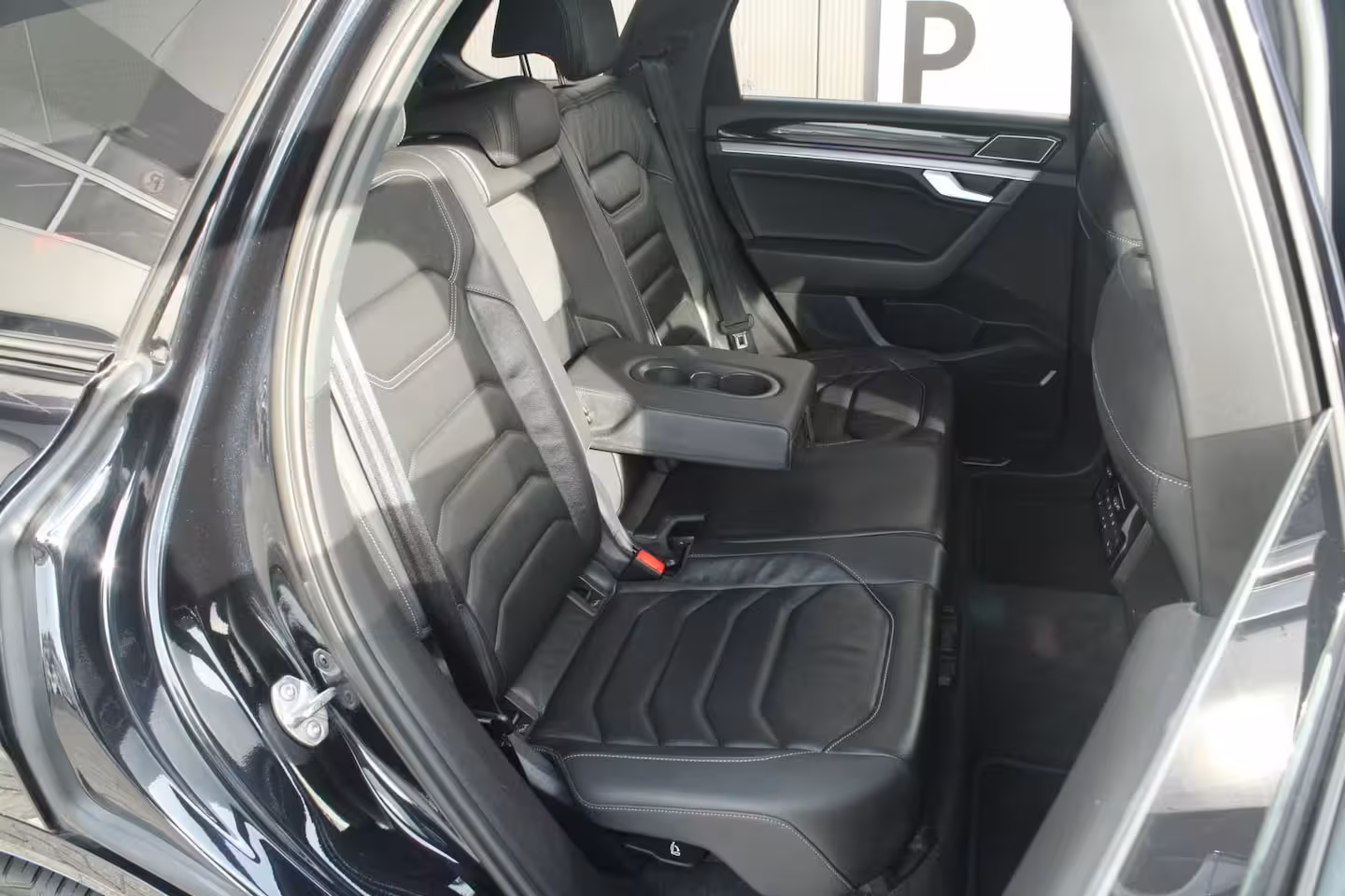 Volkswagen Touareg R 3.0 TSI eHybrid 462pk 4MOTION | Panoramadak | Trekhaak Uitklapbaar | Luchtvering | 360 C