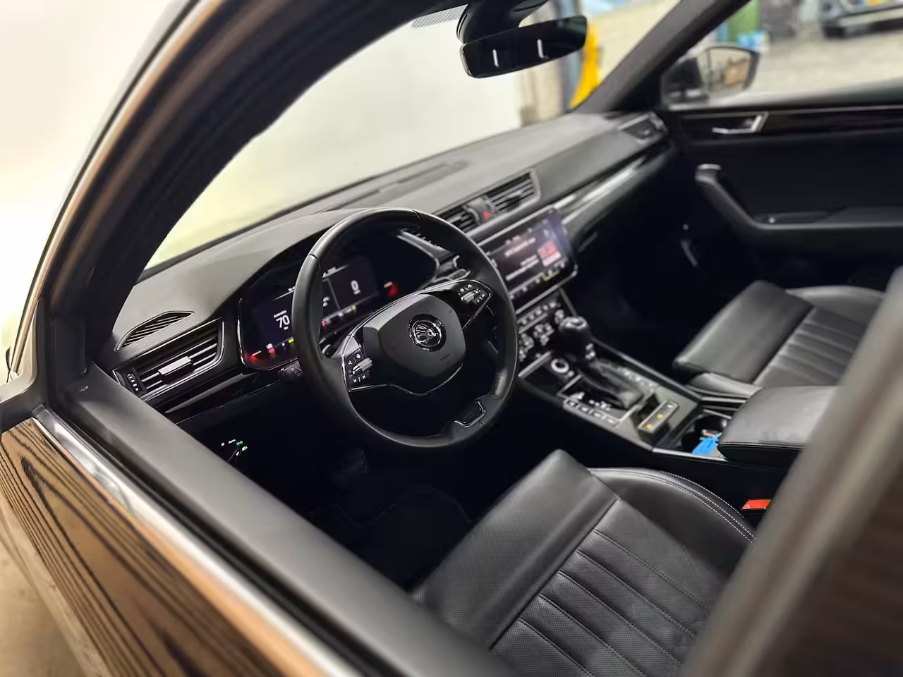 Skoda Superb Combi 1.4 TSI iV Laurin & Klement | Panoramadak | Carplay | Verwarmbare/Ventilatie stoelen | 360