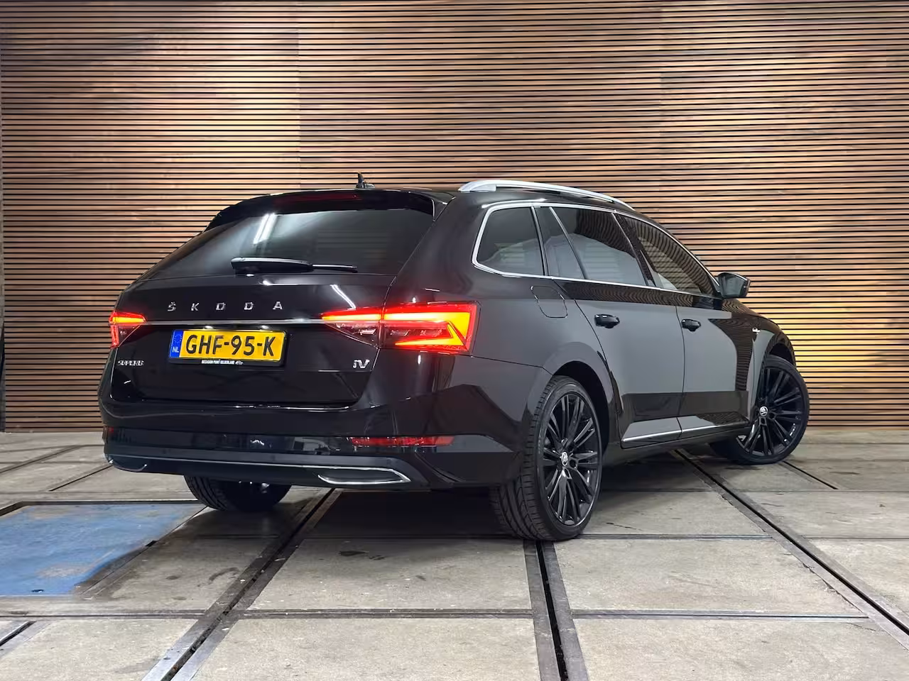 Skoda Superb Combi 1.4 TSI iV Laurin & Klement | Panoramadak | Carplay | Verwarmbare/Ventilatie stoelen | 360